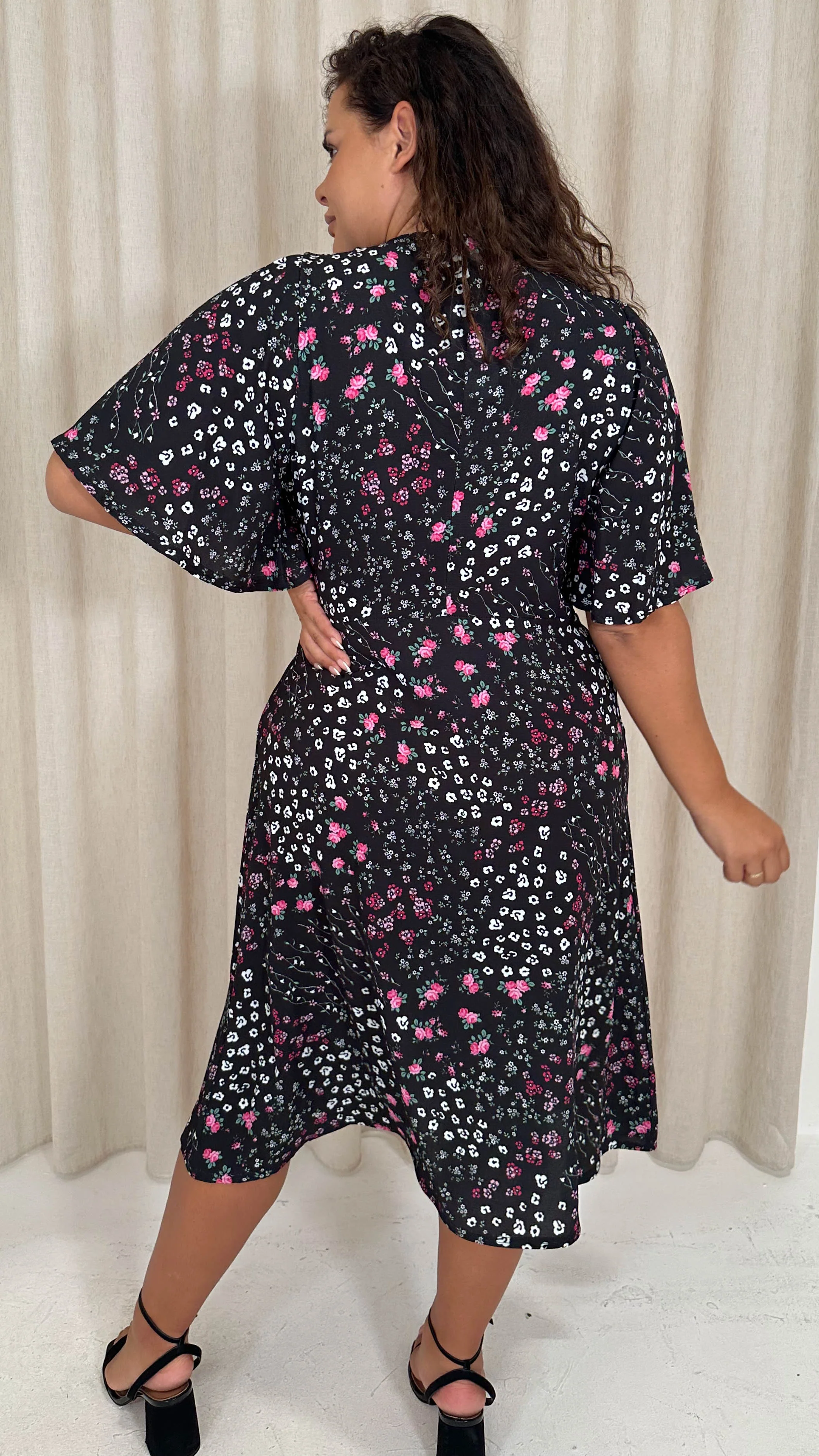 CurveWow Angel Sleeve Flounce Tie Front Midi Dress Black Ditsy - Image 8
