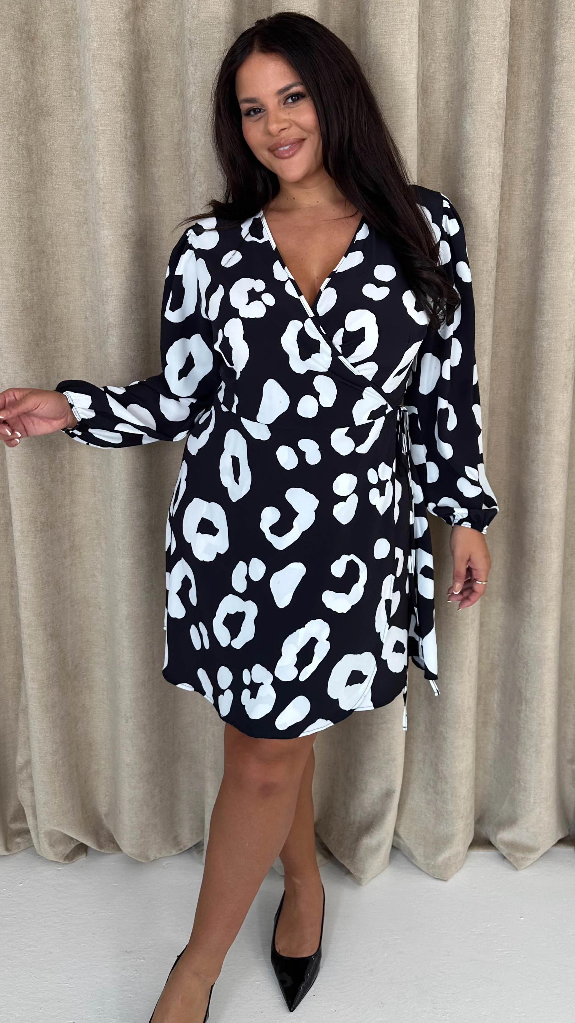CurveWow Balloon Sleeve Wrap Mini Dress Black & White Leopard - Image 3