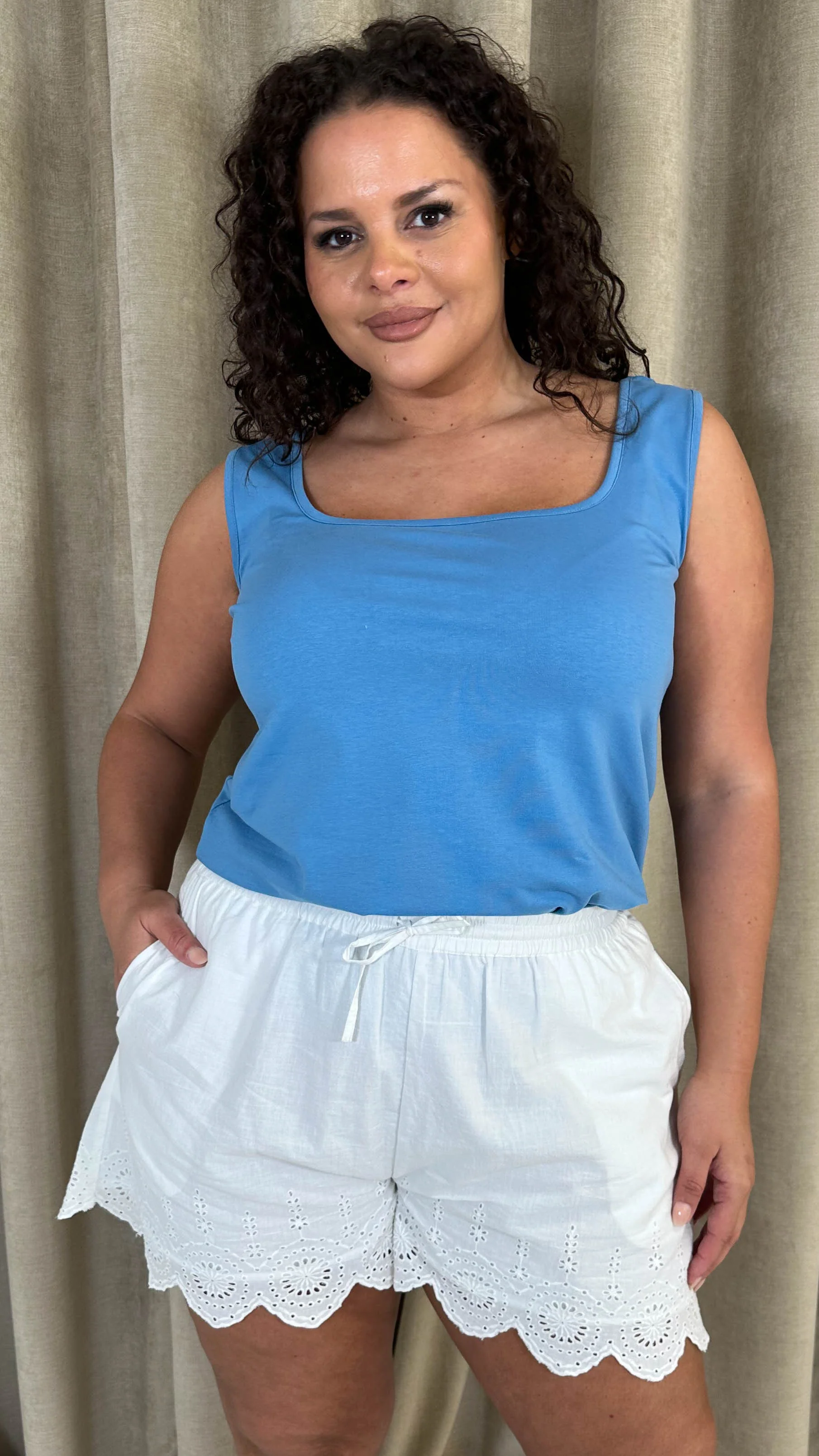 CurveWow Broderie Scallop Edge Short White - Image 4