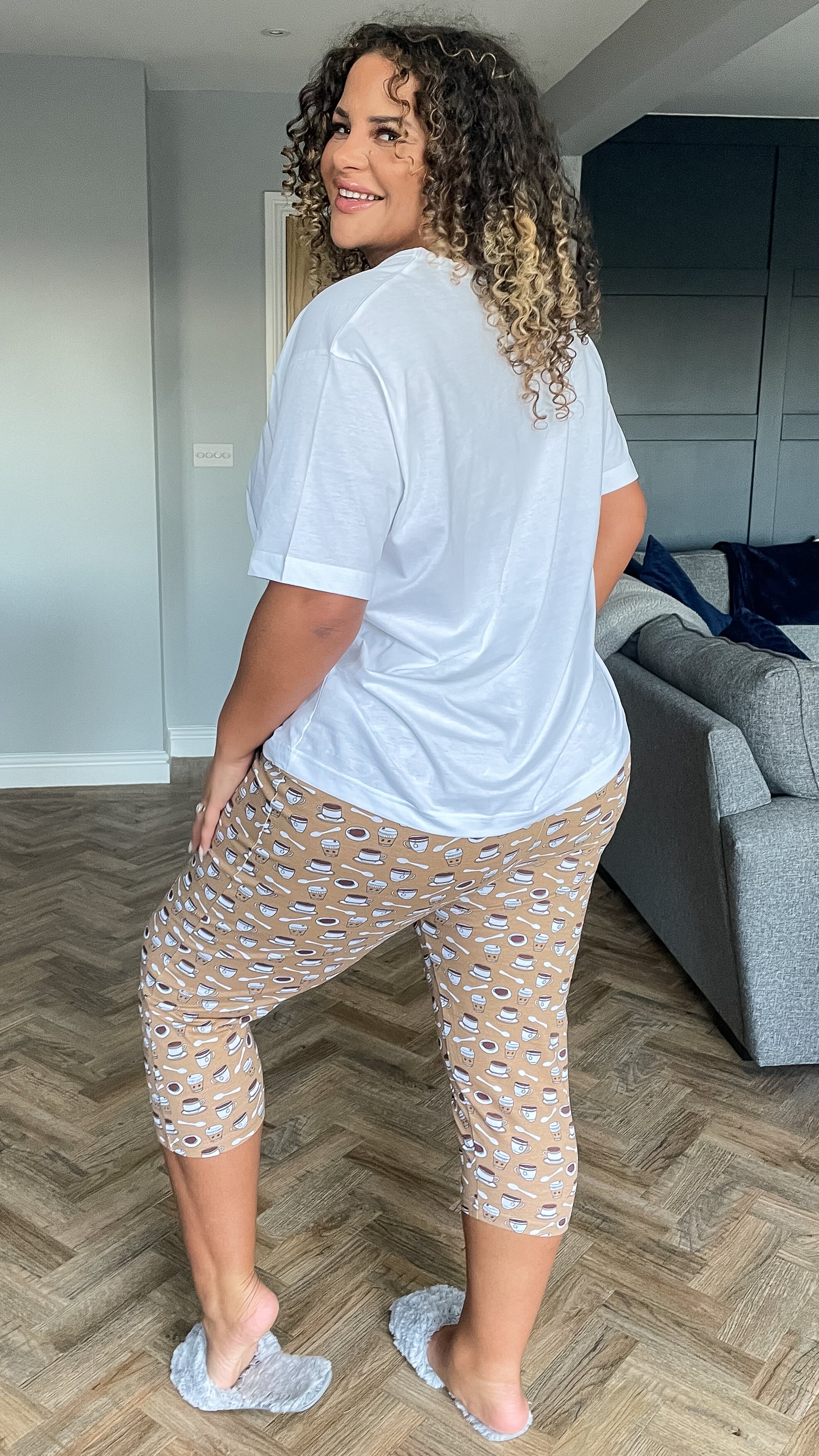 CurveWow 'Coffee' Printed Cropped Leg Pyjama Set - Image 6
