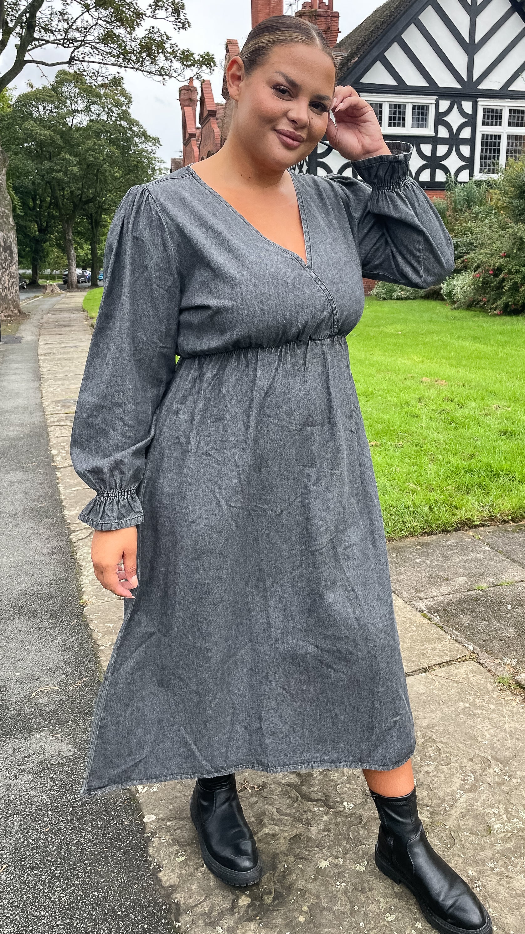 CurveWow Denim Elasticated Waist Wrap Dress Black Wash - Image 4
