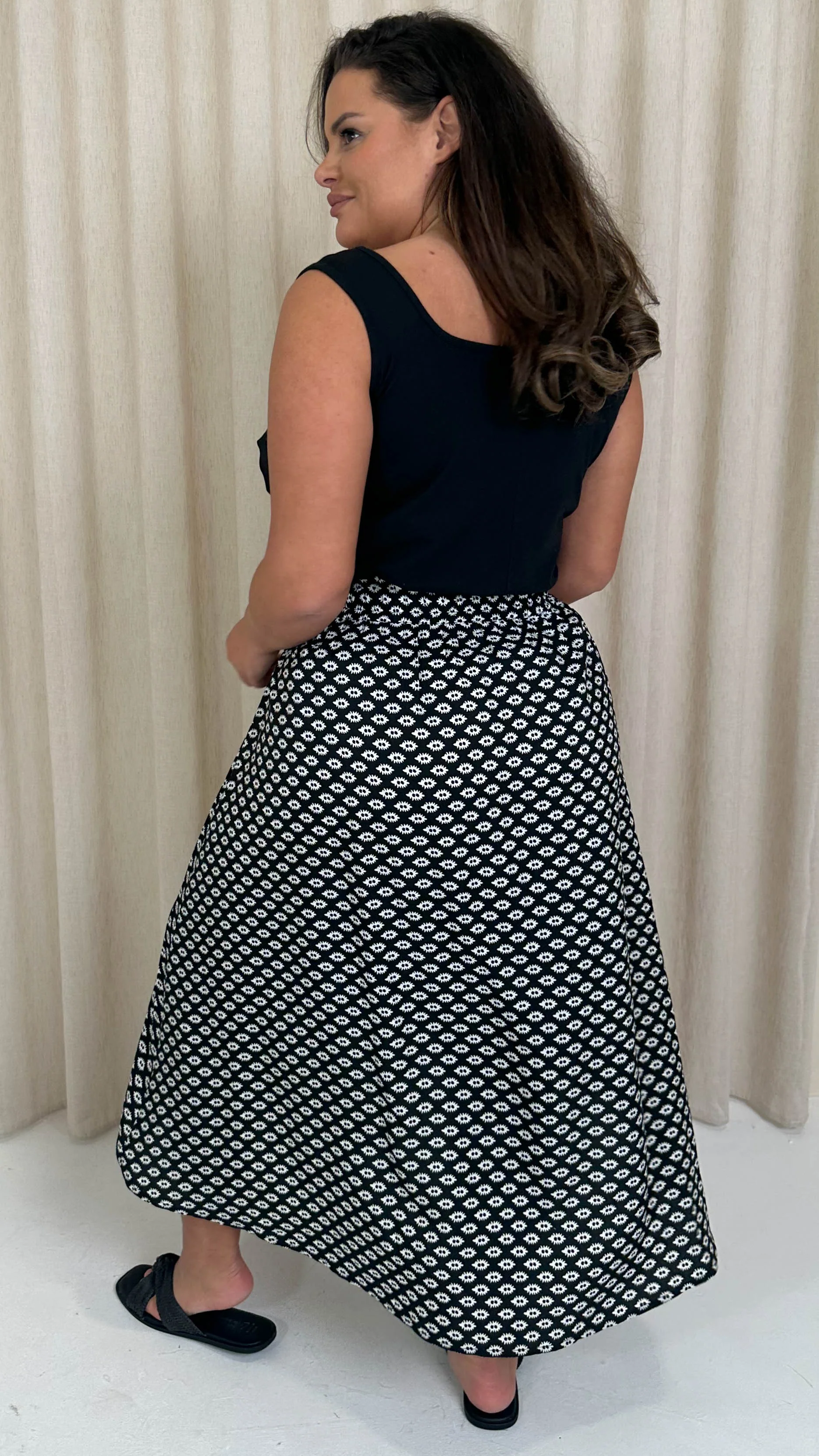 CurveWow Dipped Hem Midi Skirt Mono Geo - Image 9