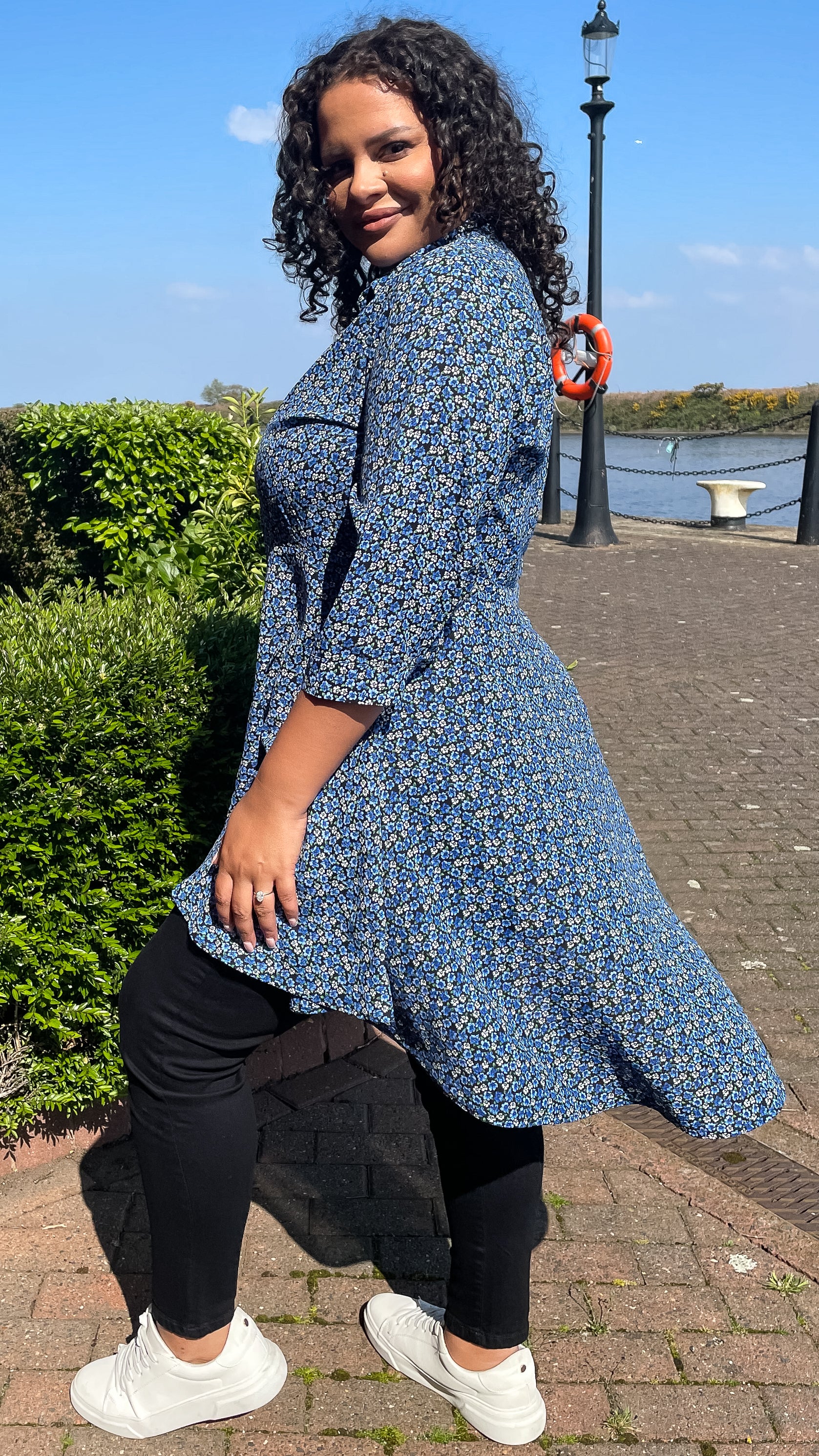 CurveWow Dipped Hem Smock Shirt Blue Ditsy - Image 2