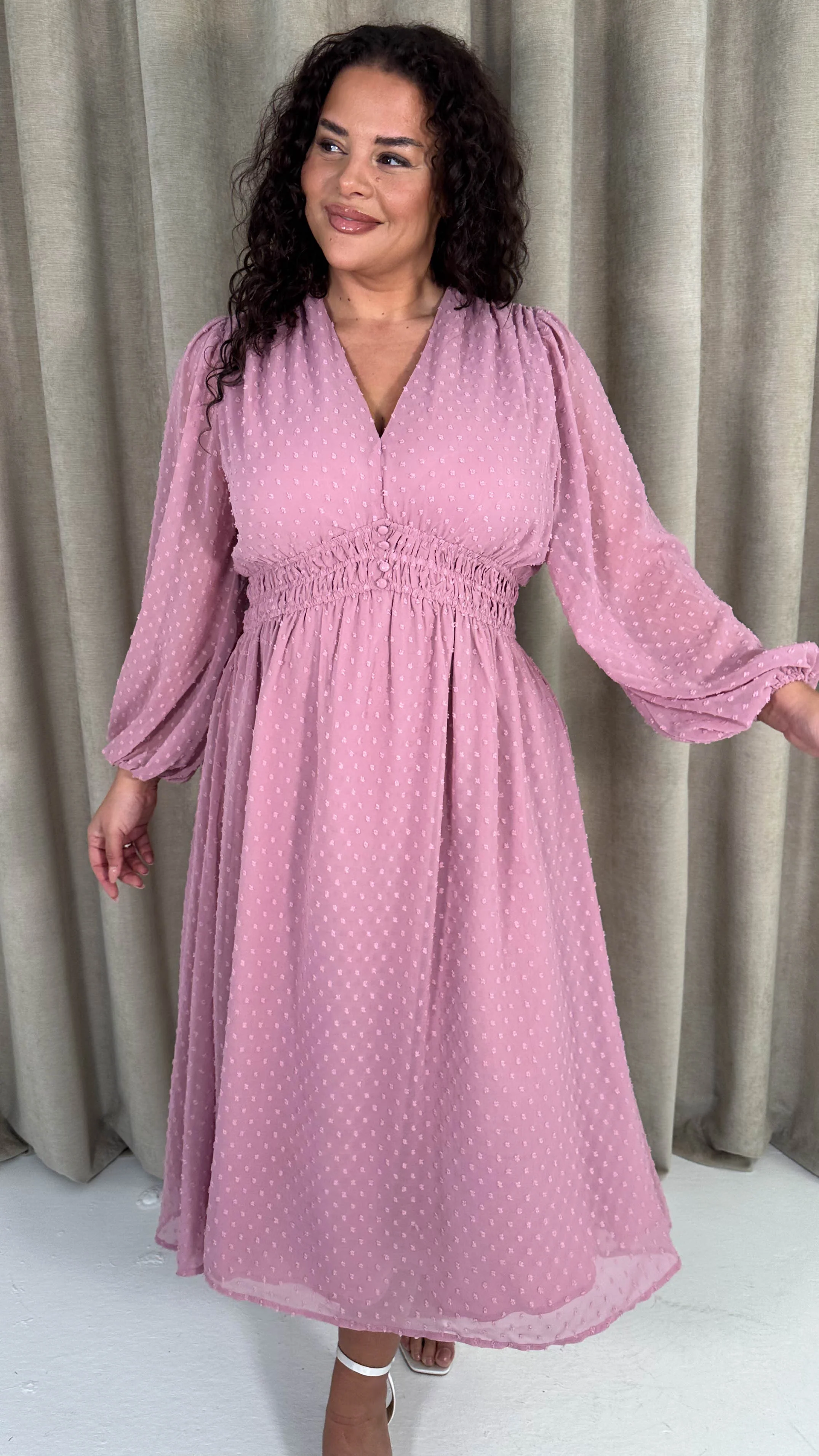 CurveWow Dobby Shirred Bodice Midi Dress Pink - Image 5
