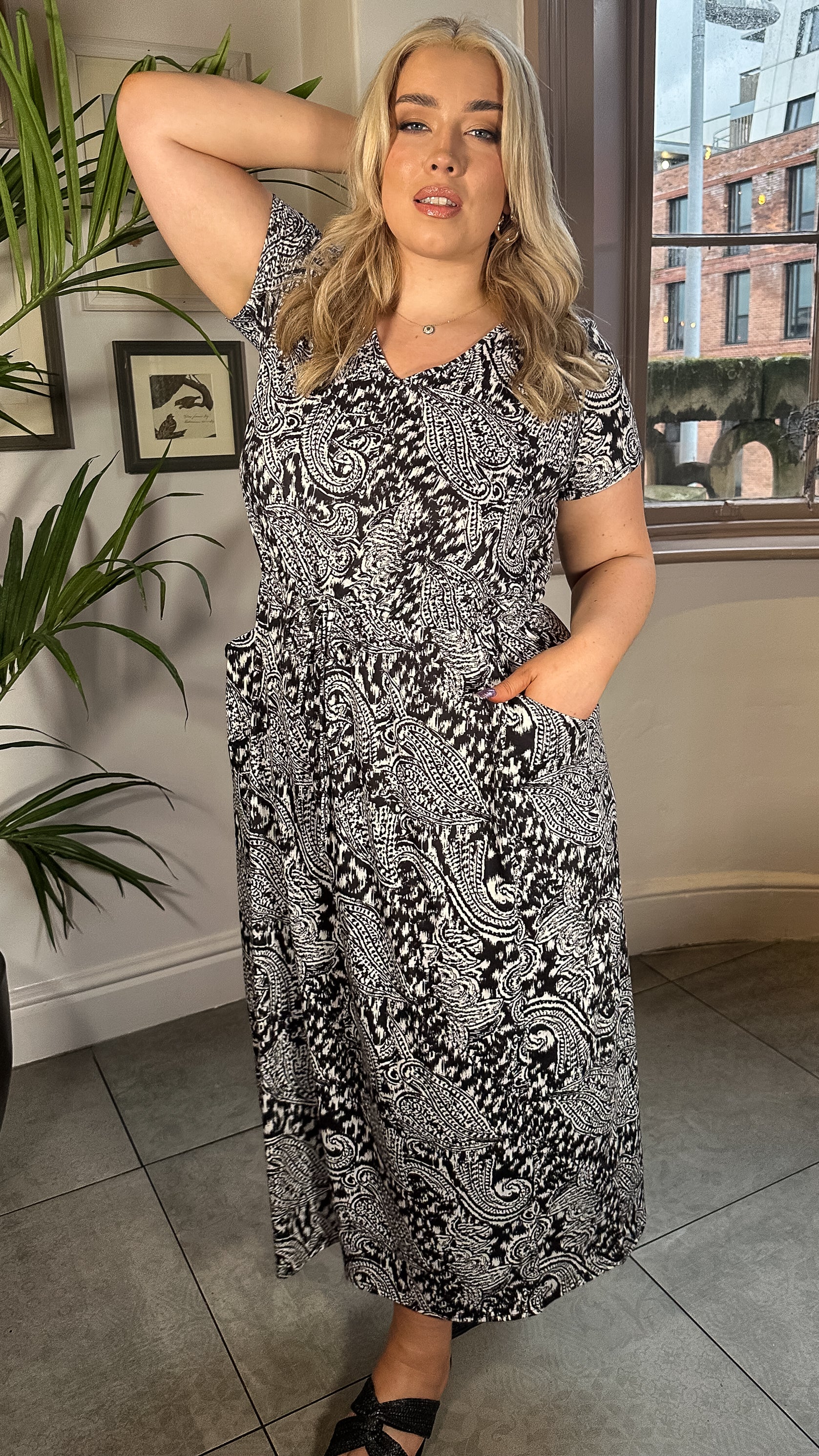 CurveWow Drawcord Pocket Maxi Dress Mono Paisley - Image 4