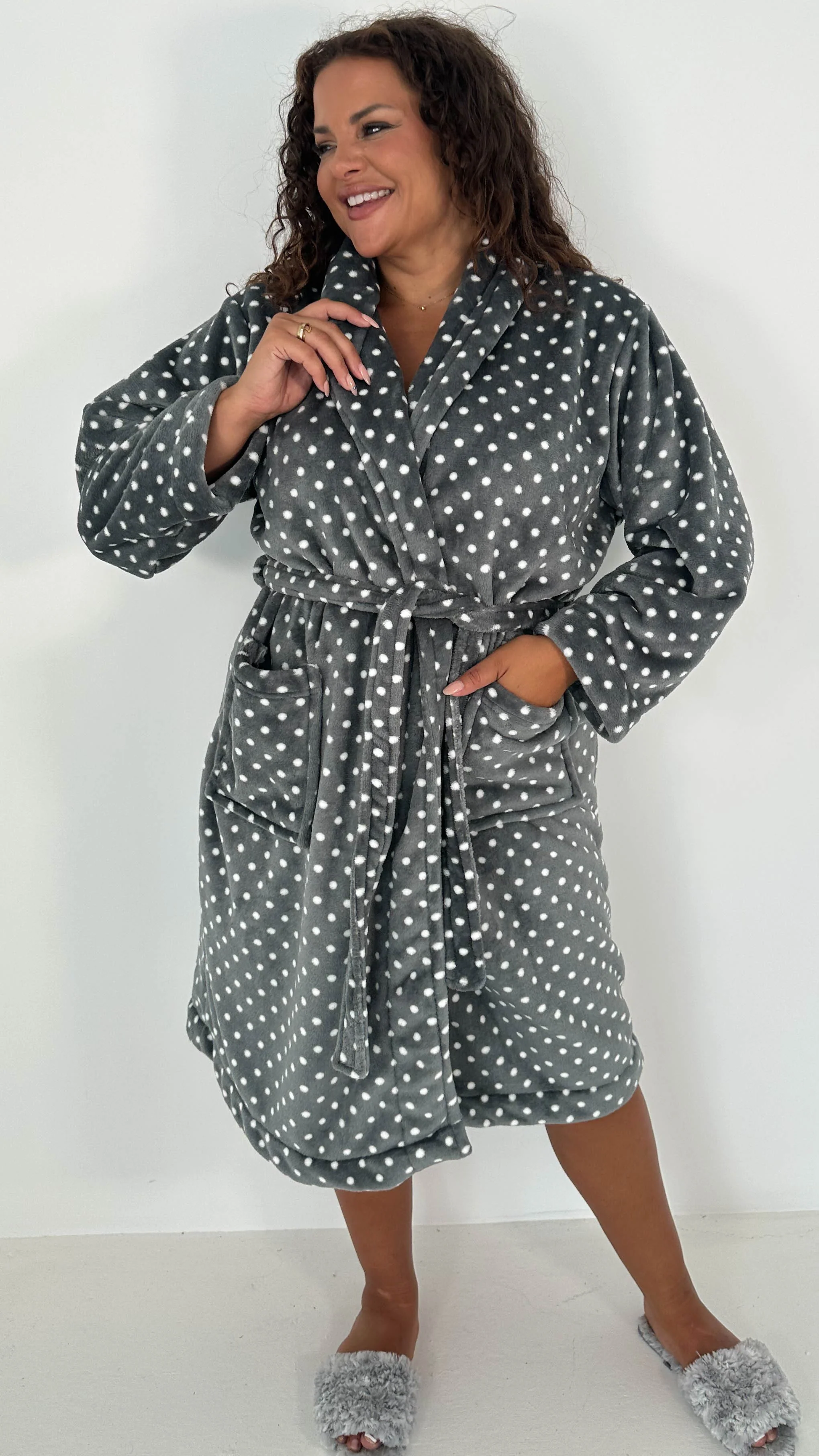 CurveWow Fleece Dressing Gown Charcoal Spot - Image 3