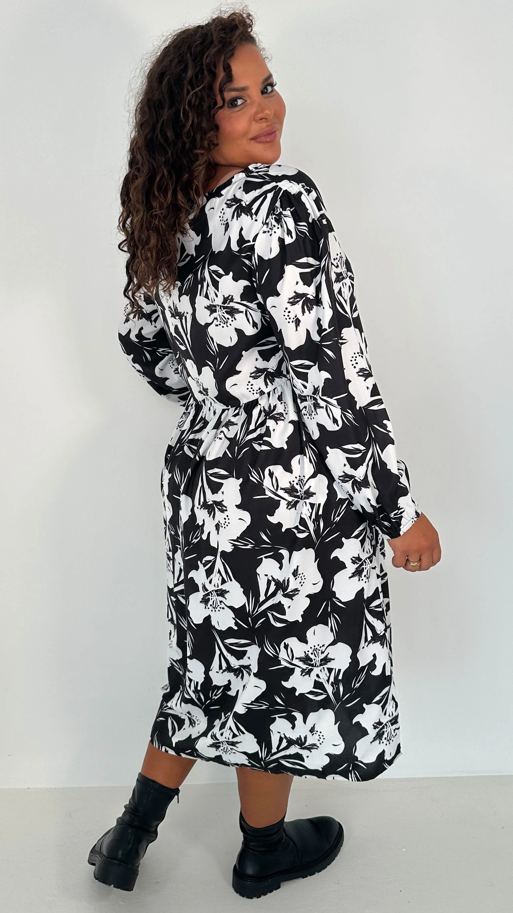 CurveWow Floral Tie Front Midi Dress - Image 7