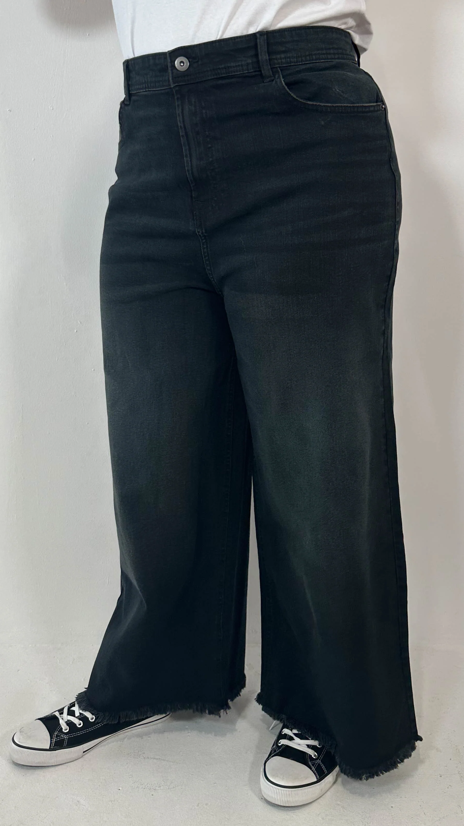 CurveWow Frayed Hem Wide Leg Jean Black - Image 7
