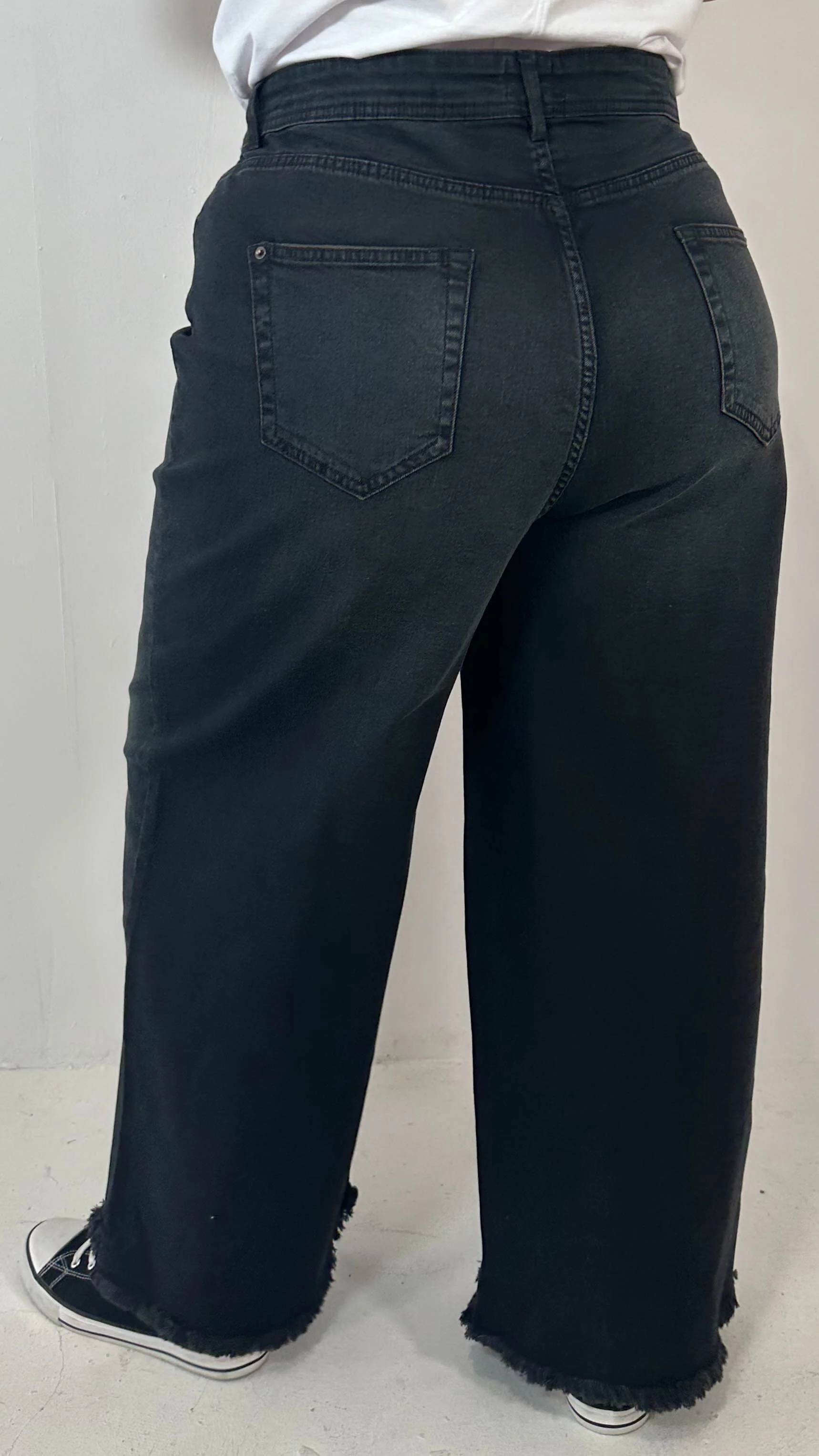 CurveWow Frayed Hem Wide Leg Jean Black - Image 8