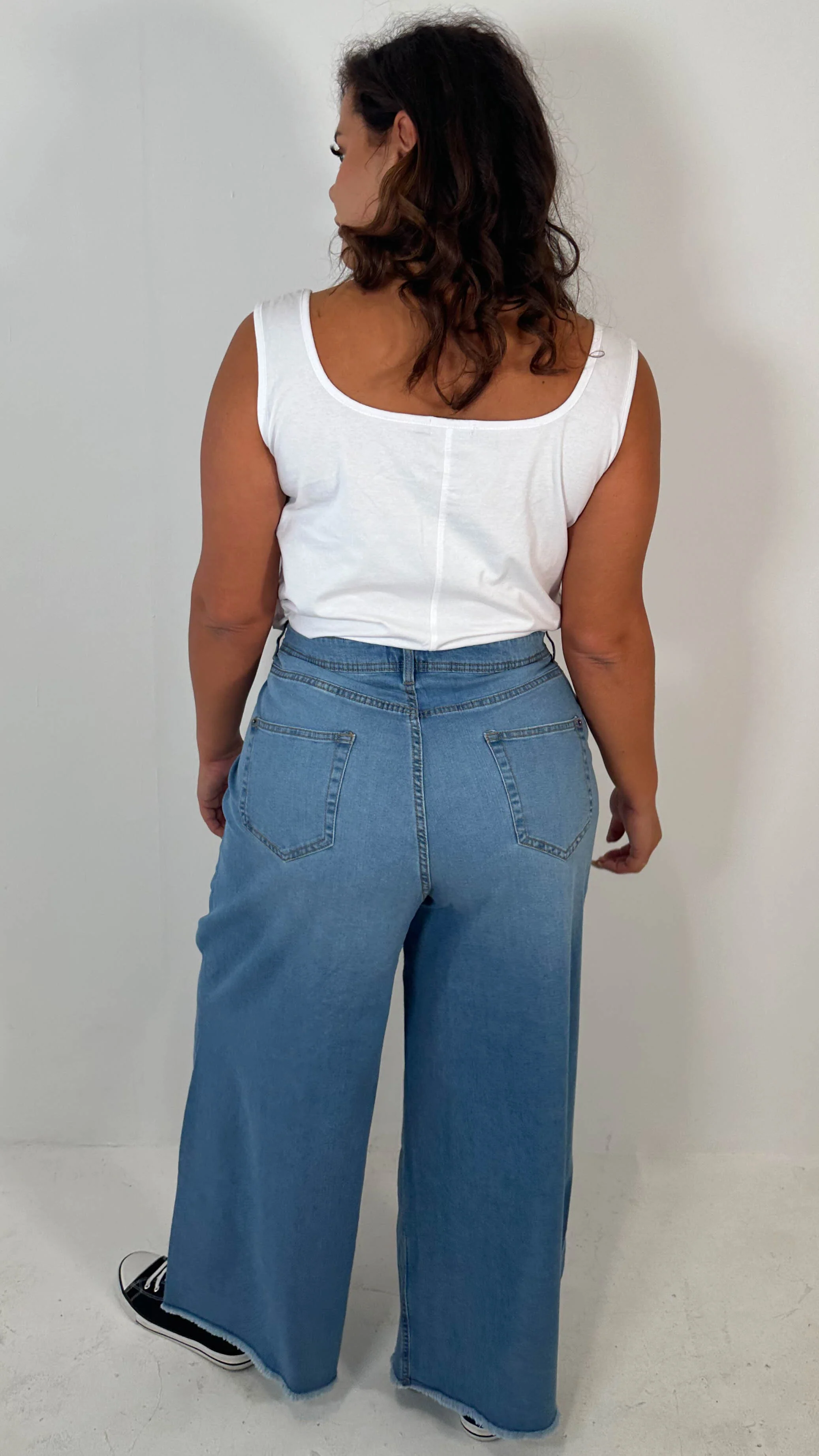 CurveWow Frayed Hem Wide Leg Jean Mid Blue - Image 9