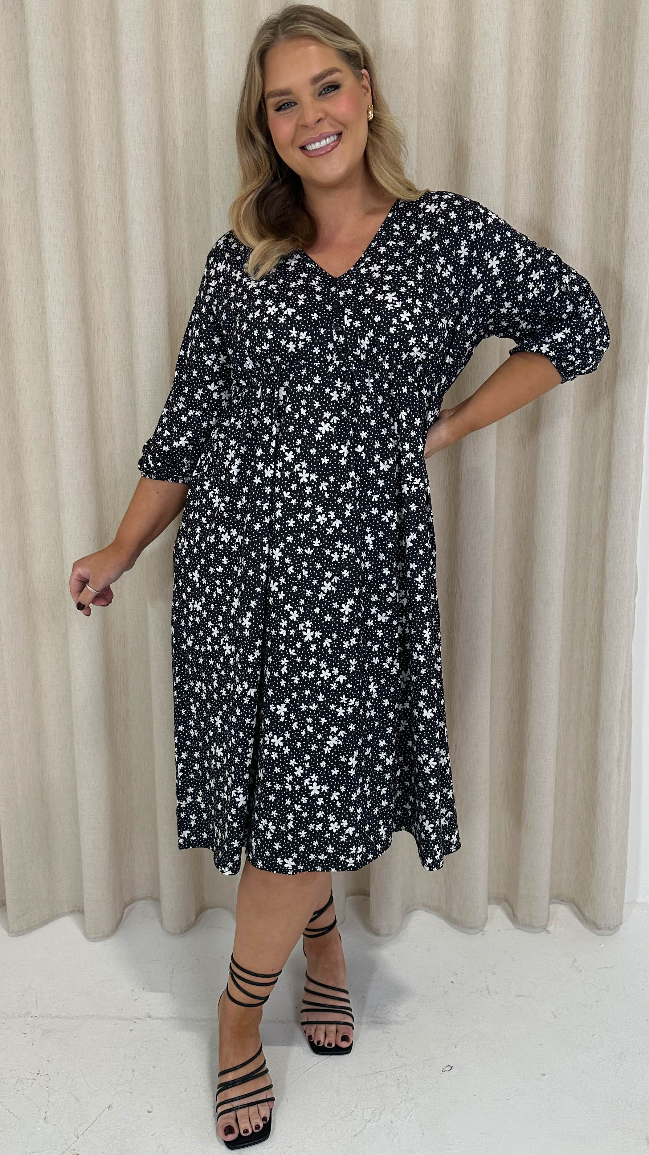 CurveWow Button Front Midi Dress Black Ditsy - Image 4