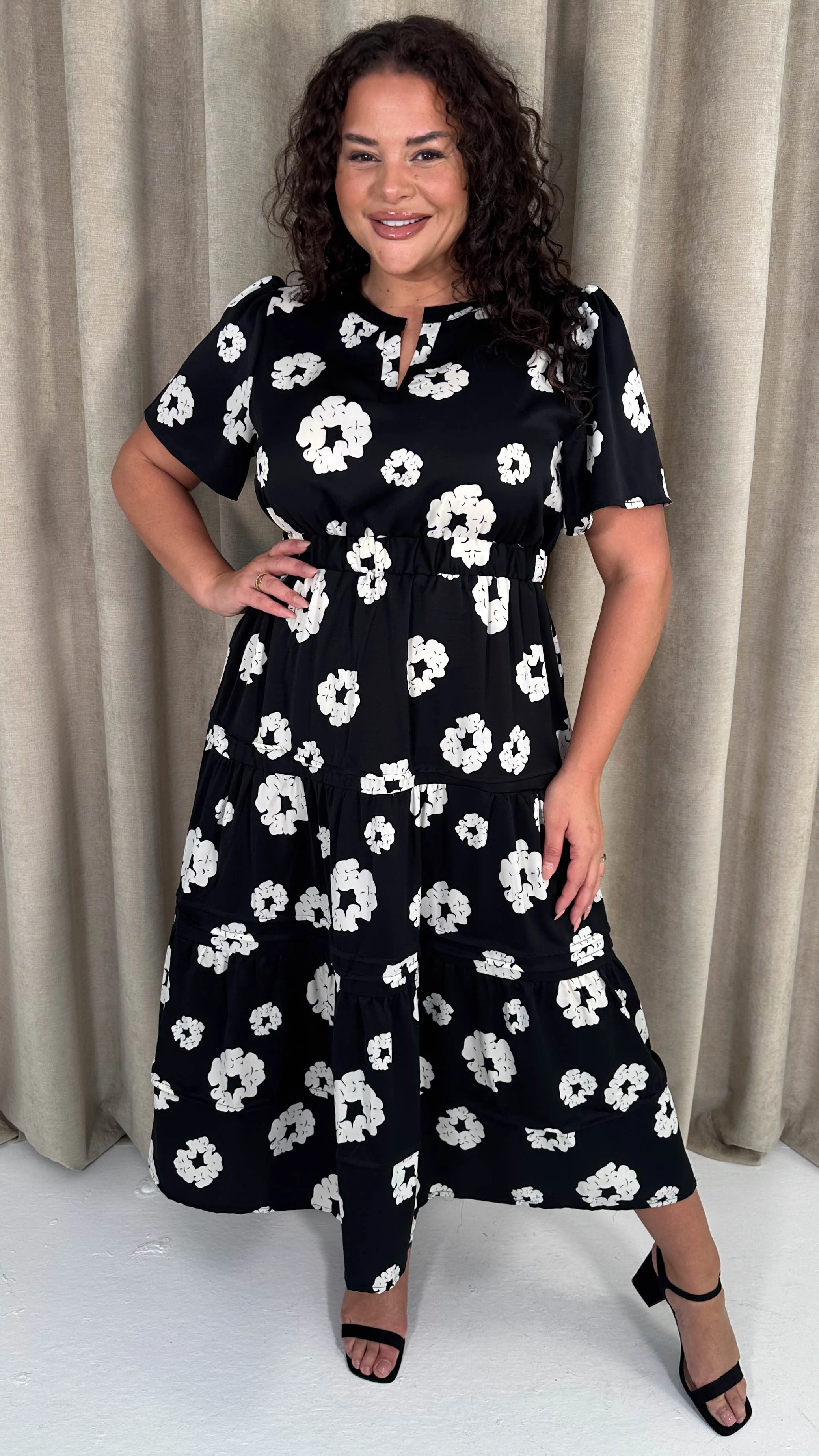 CurveWow Notch Neck Midi Dress Mono Floral Print - Image 3