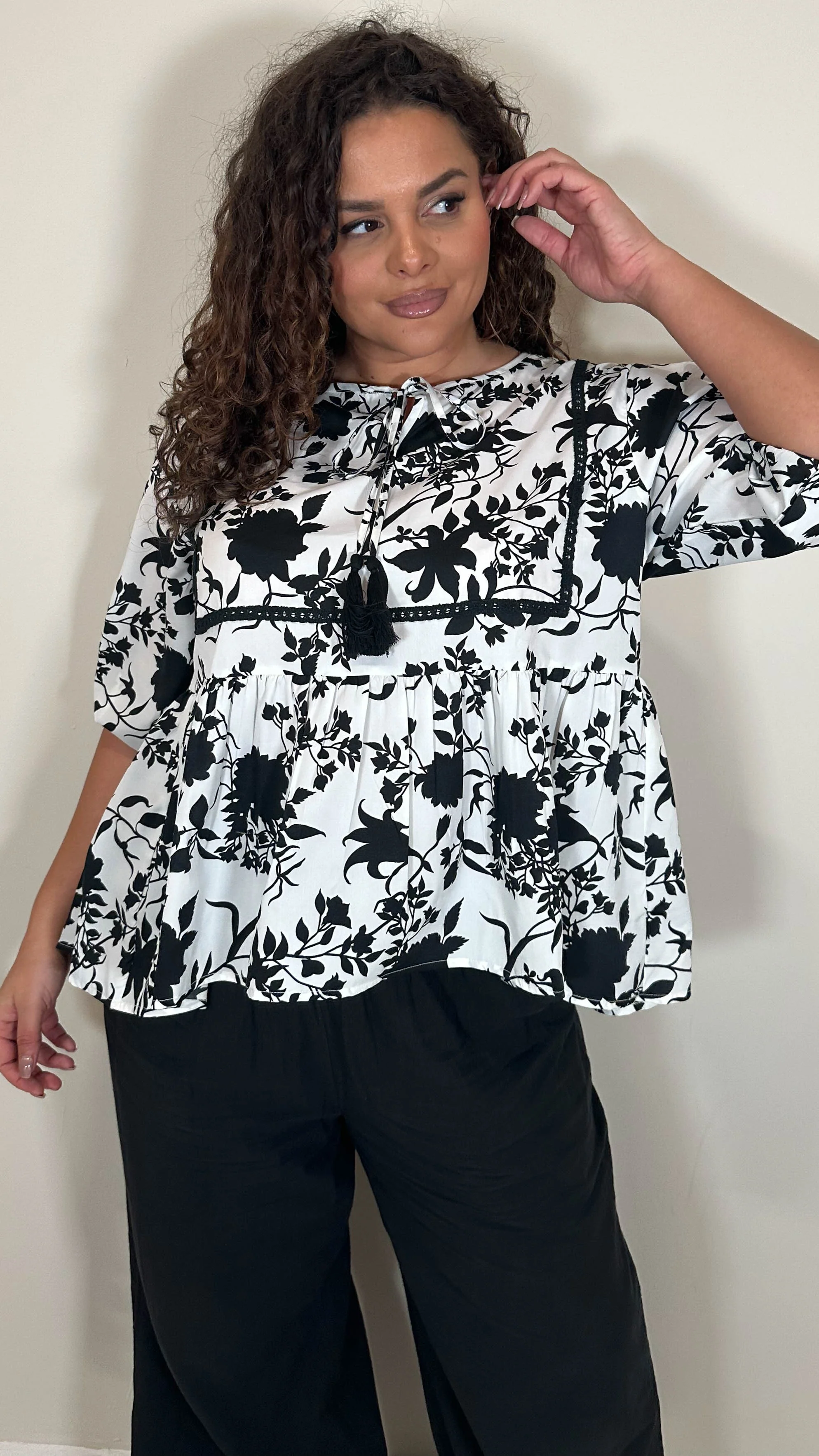 CurveWow Print Lace Insert Blouse Black Floral - Image 4