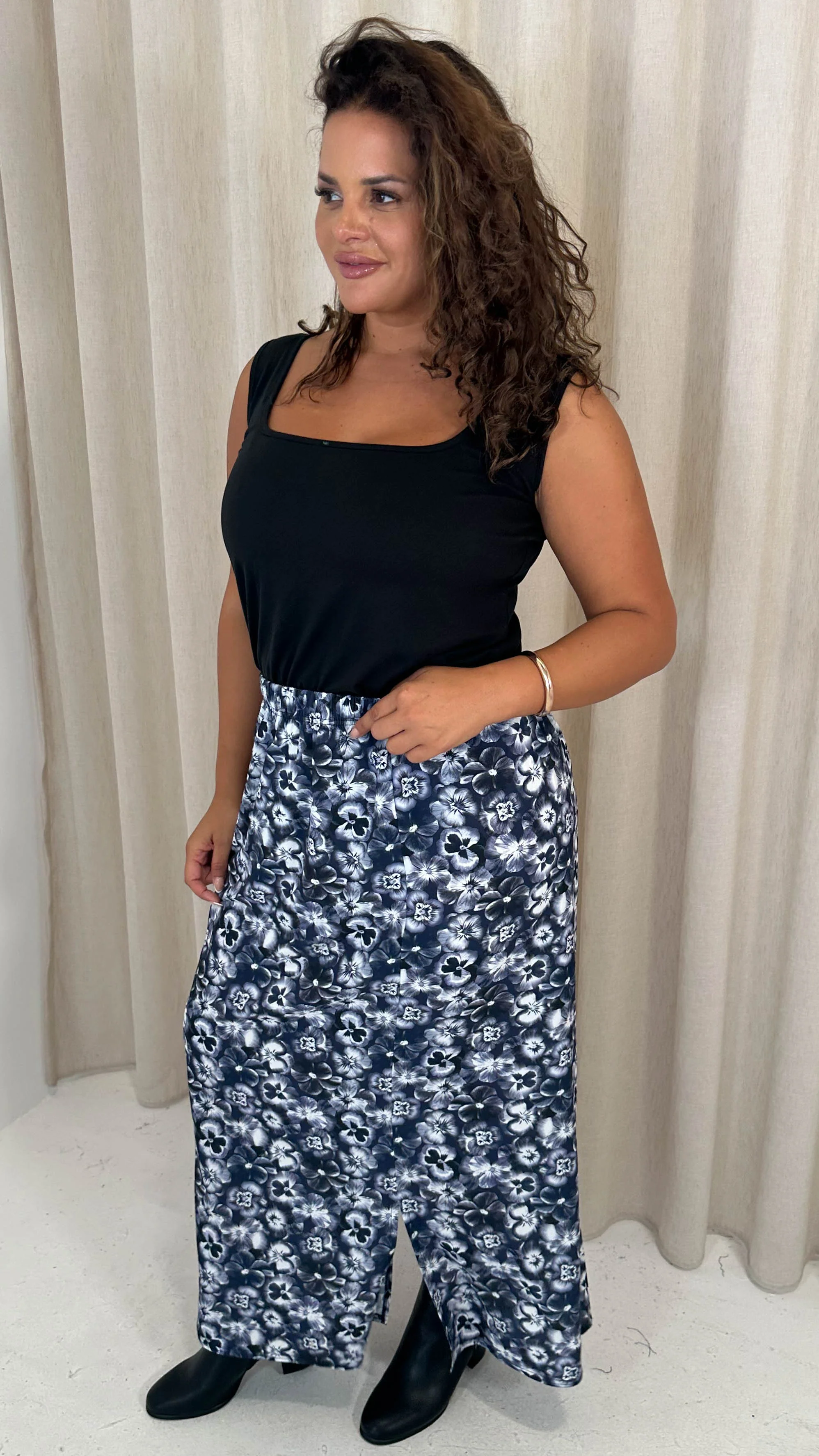 CurveWow Bubble Crepe Split Side Midaxi Skirt Navy Floral - Image 3