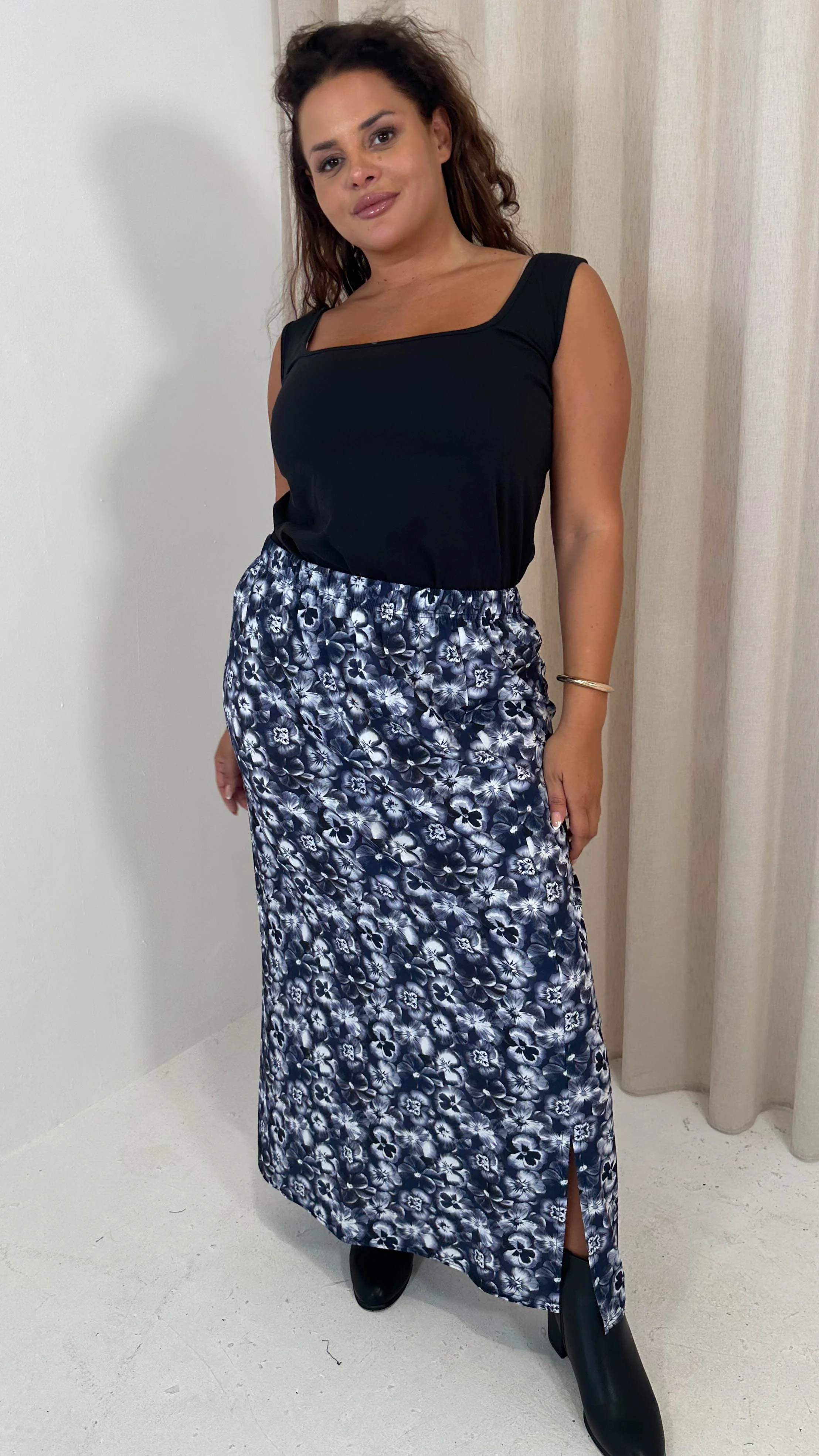 CurveWow Bubble Crepe Split Side Midaxi Skirt Navy Floral - Image 4