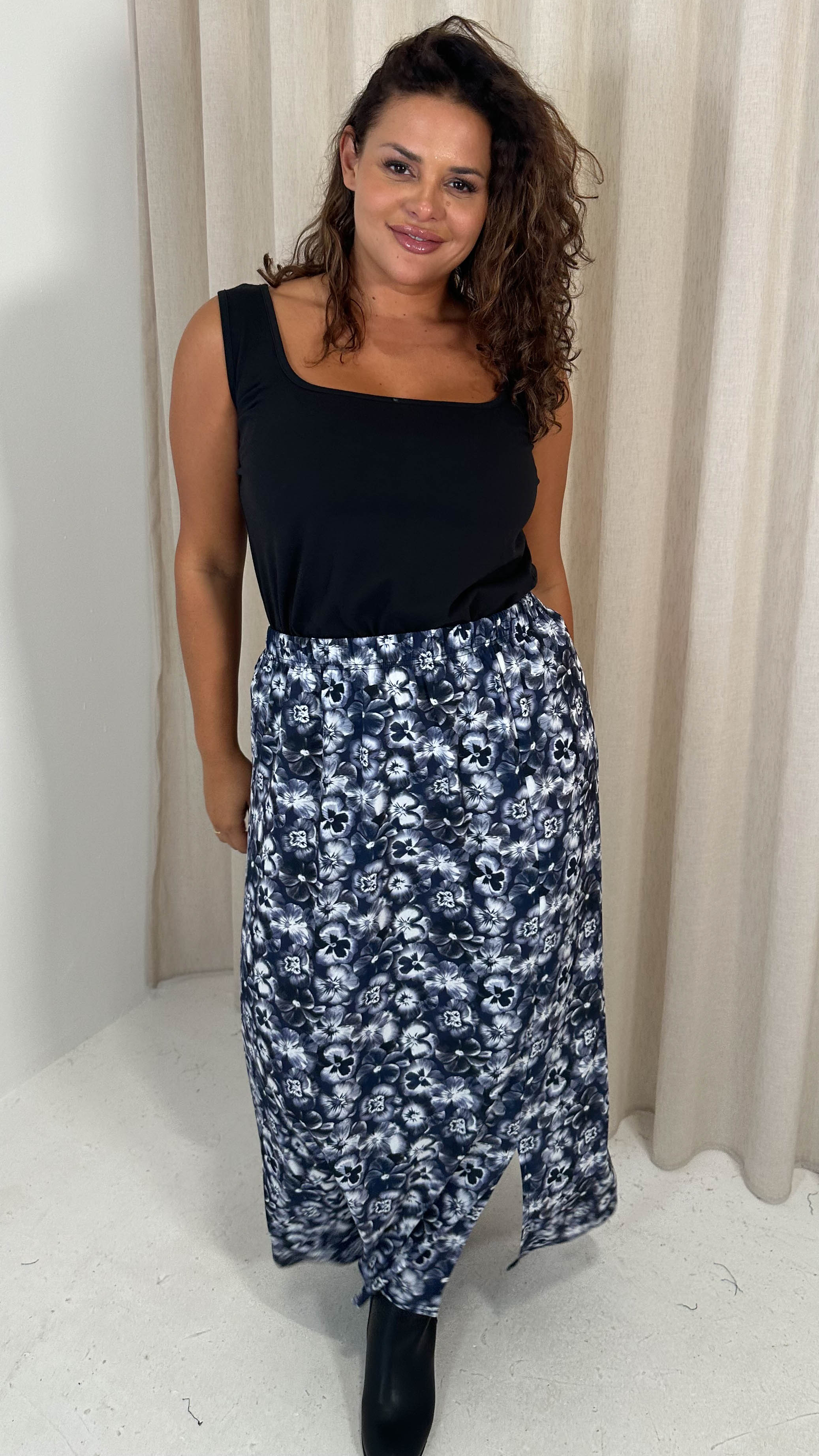 CurveWow Bubble Crepe Split Side Midaxi Skirt Navy Floral - Image 5