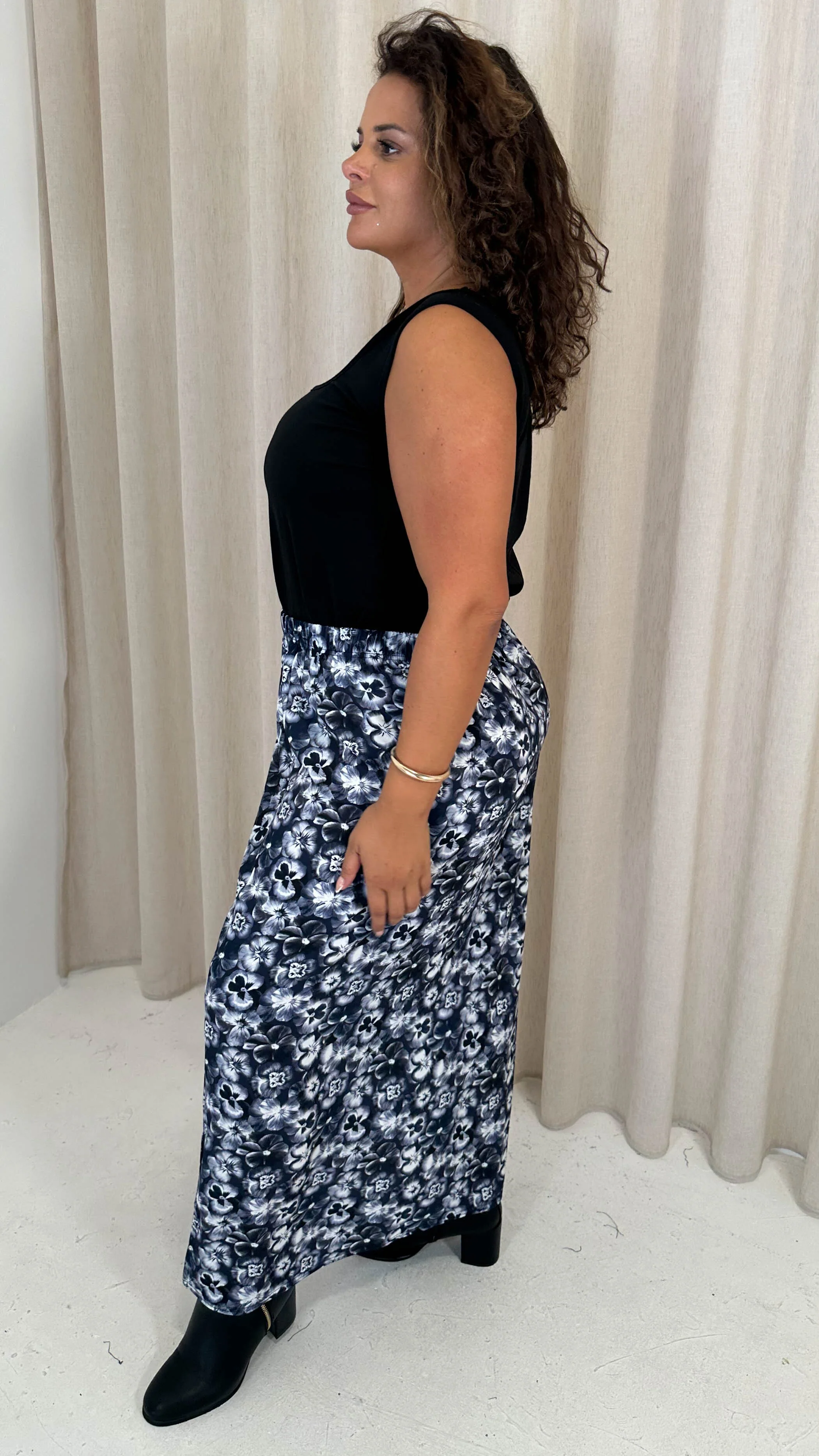 CurveWow Bubble Crepe Split Side Midaxi Skirt Navy Floral - Image 6