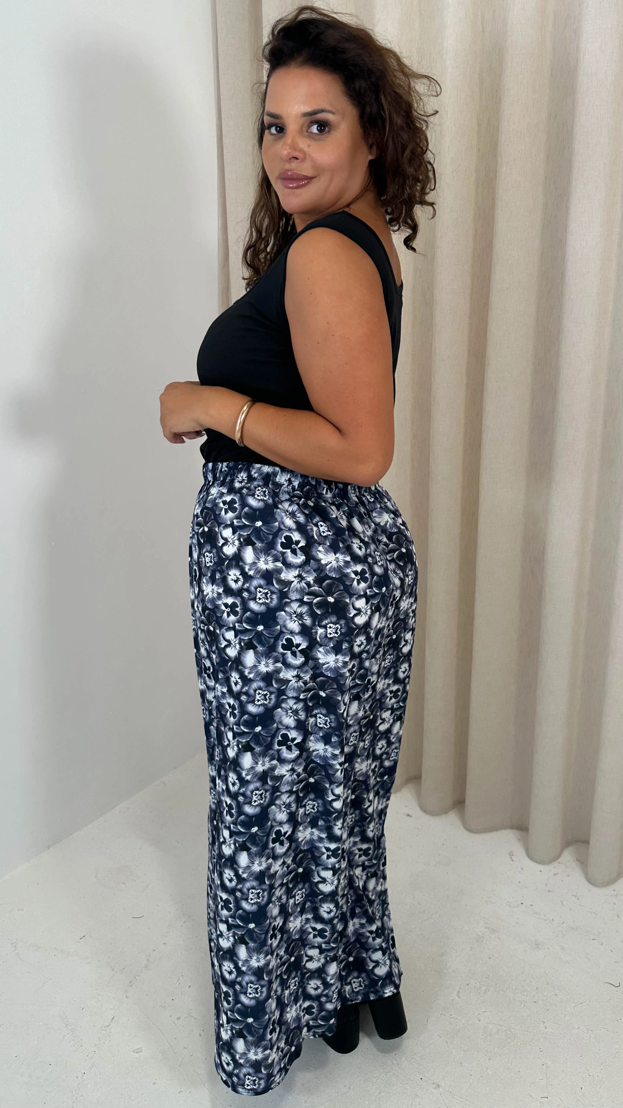 CurveWow Bubble Crepe Split Side Midaxi Skirt Navy Floral - Image 7