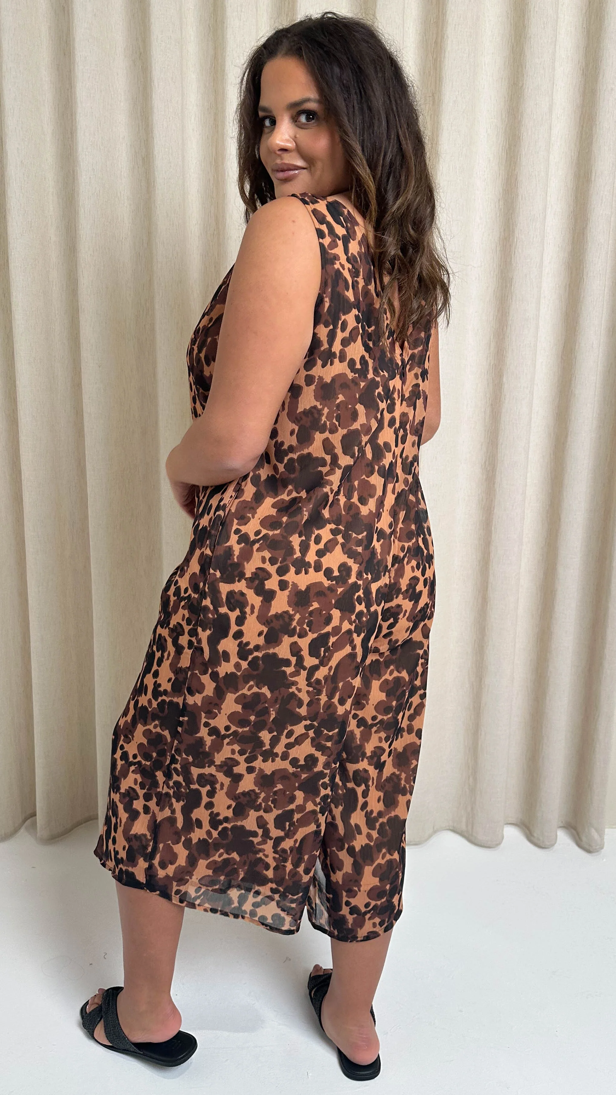 CurveWow Printed Chiffon Jumpsuit Black/Beige Print - Image 8