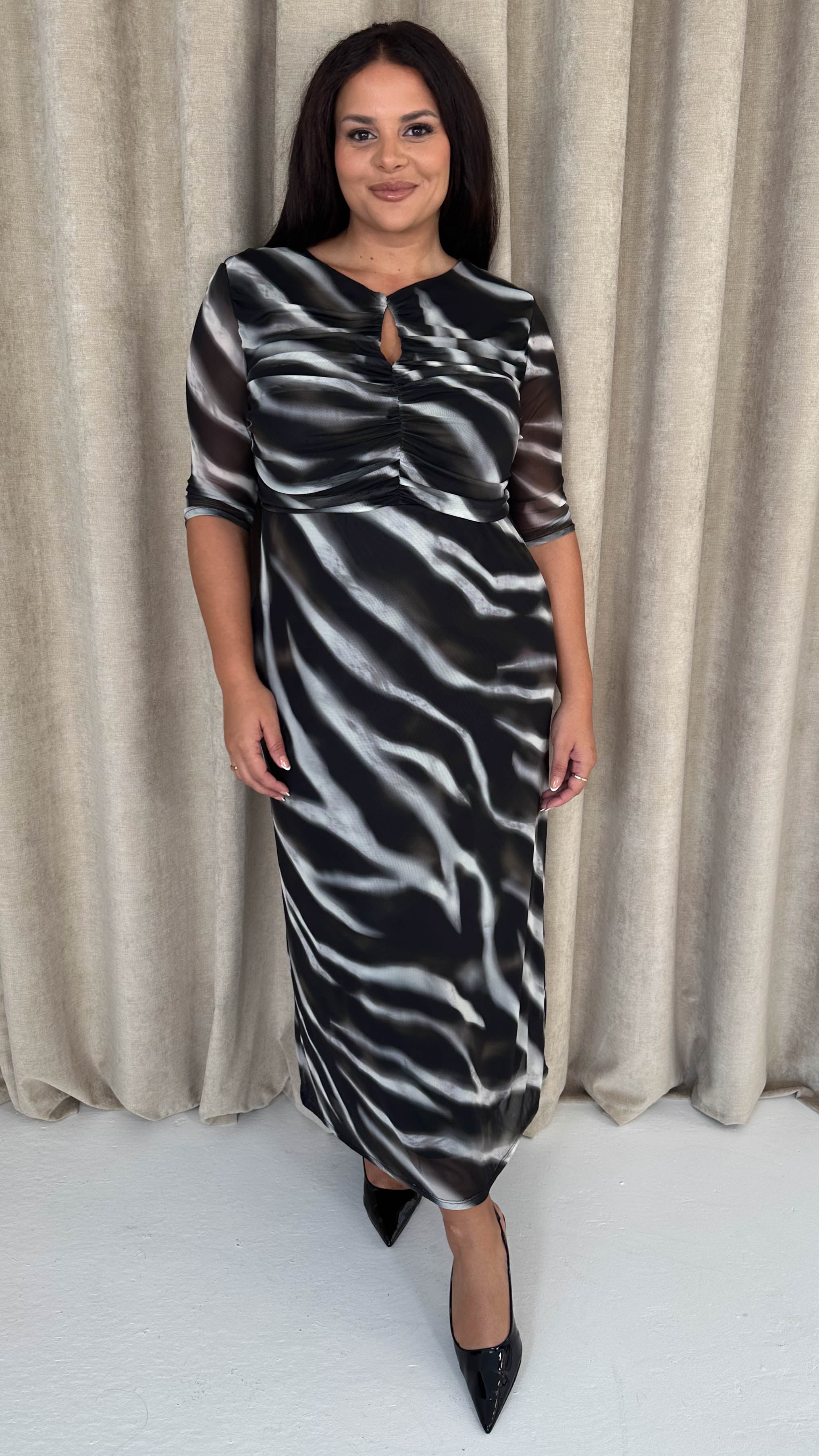 CurveWow Ruched Chest Keyhole Maxi Dress Tye Dye - Image 3