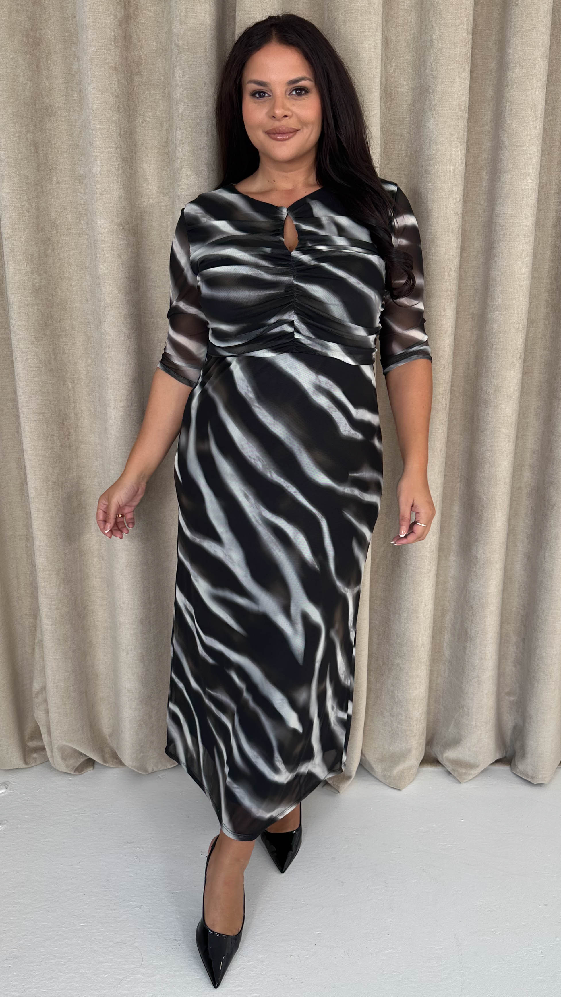 CurveWow Ruched Chest Keyhole Maxi Dress Tye Dye - Image 4