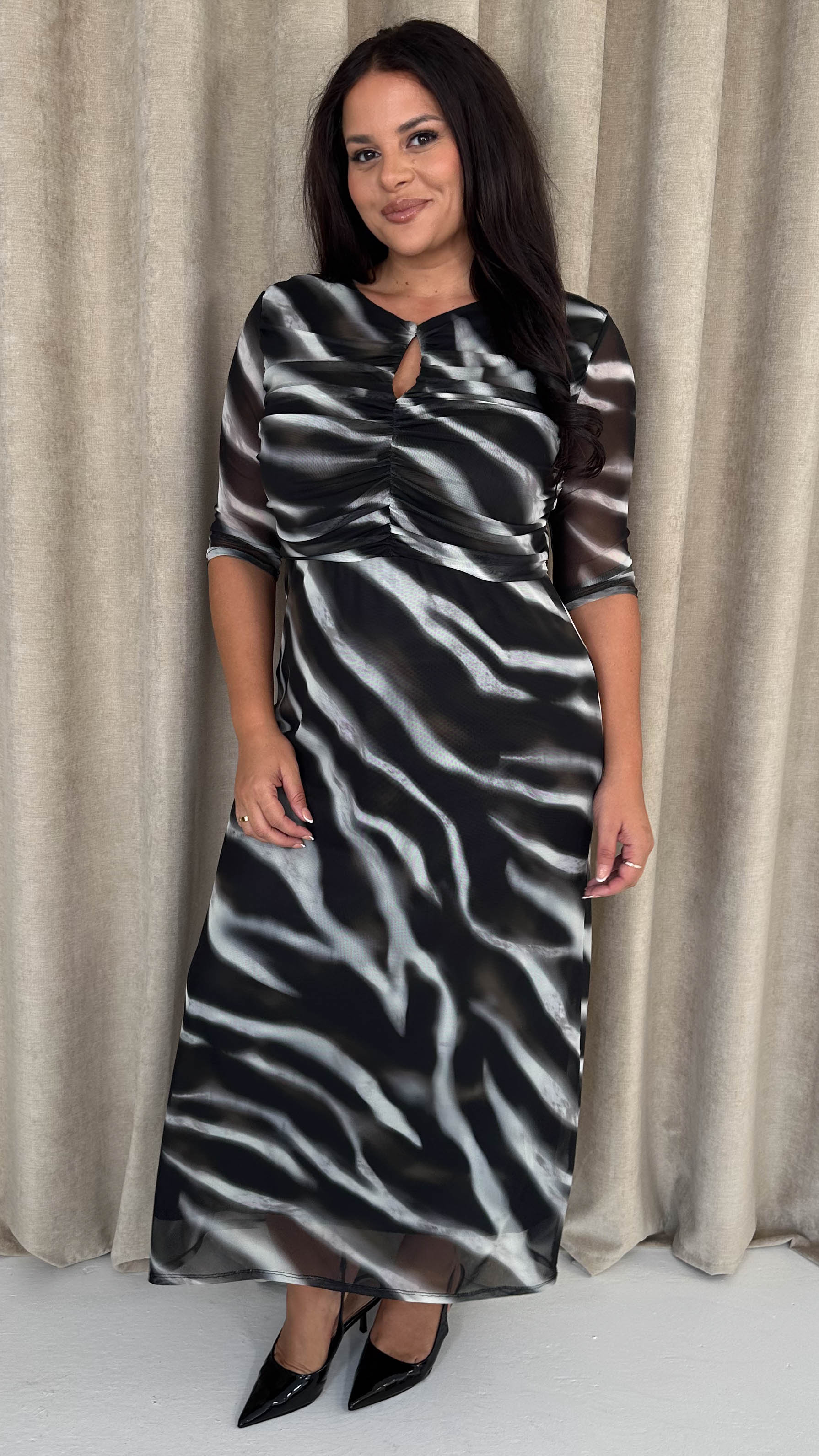 CurveWow Ruched Chest Keyhole Maxi Dress Tye Dye - Image 5