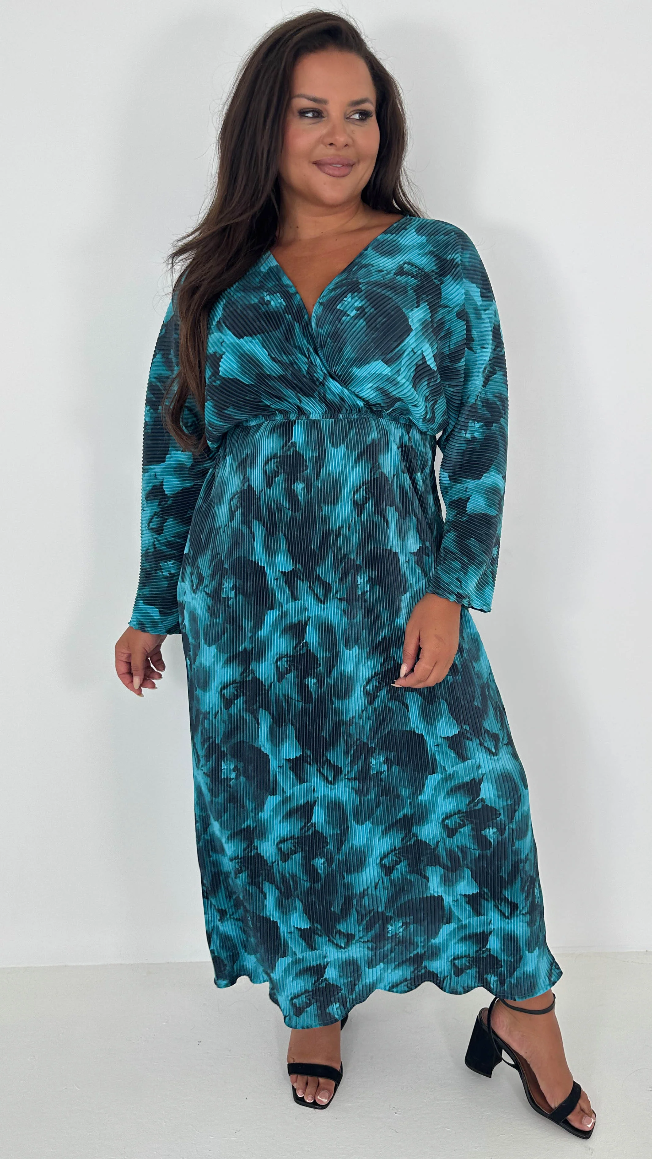 CurveWow Plisse Maxi Dress Turquoise Floral - Image 4