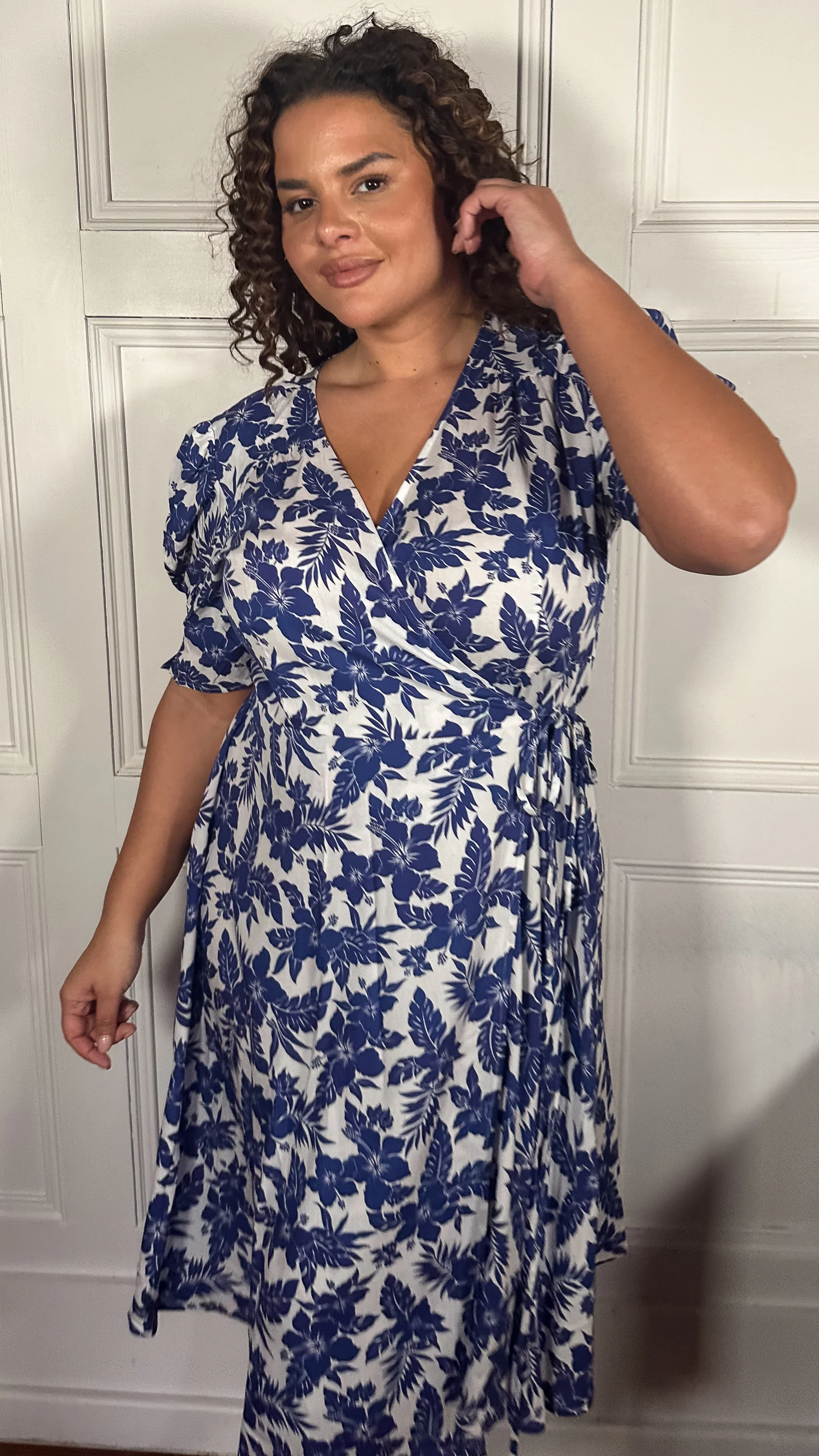 CurveWow Printed Puff Sleeve Wrap Midi Dress Blue Floral - Image 4