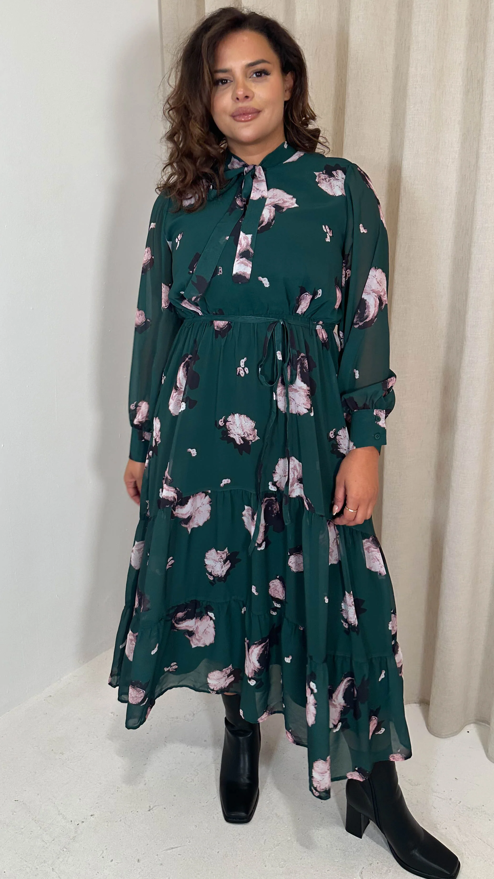 CurveWow Pussybow Maxi Dress Green Floral - Image 3