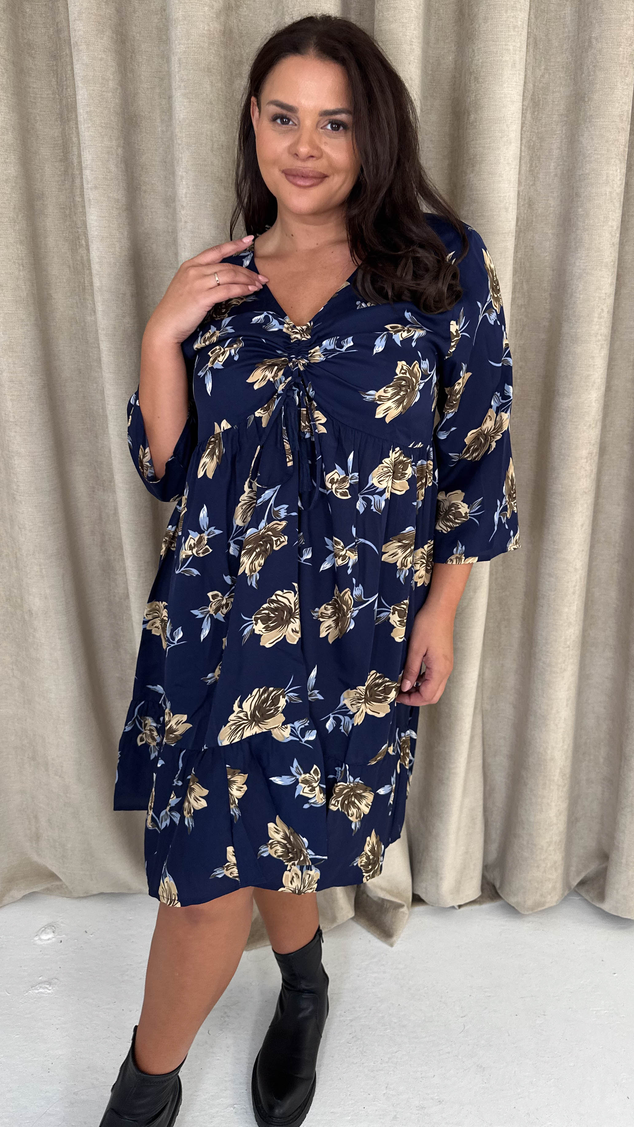 CurveWow Ruched Front Tiered Hem Dress Navy Floral - Image 4