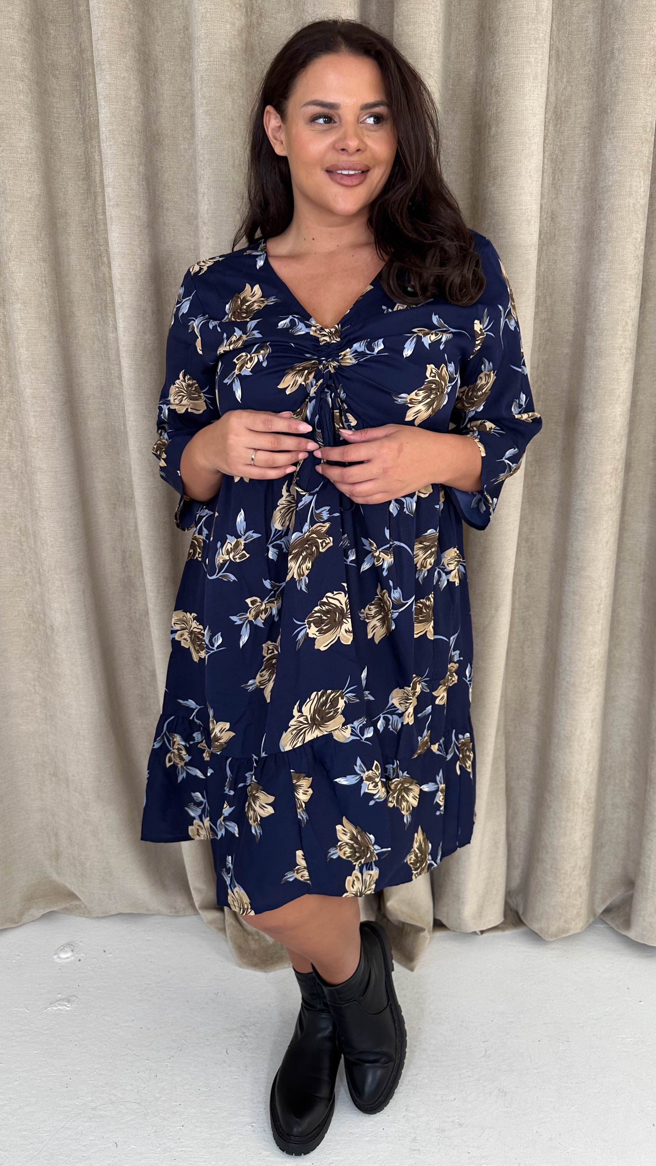 CurveWow Ruched Front Tiered Hem Dress Navy Floral - Image 5