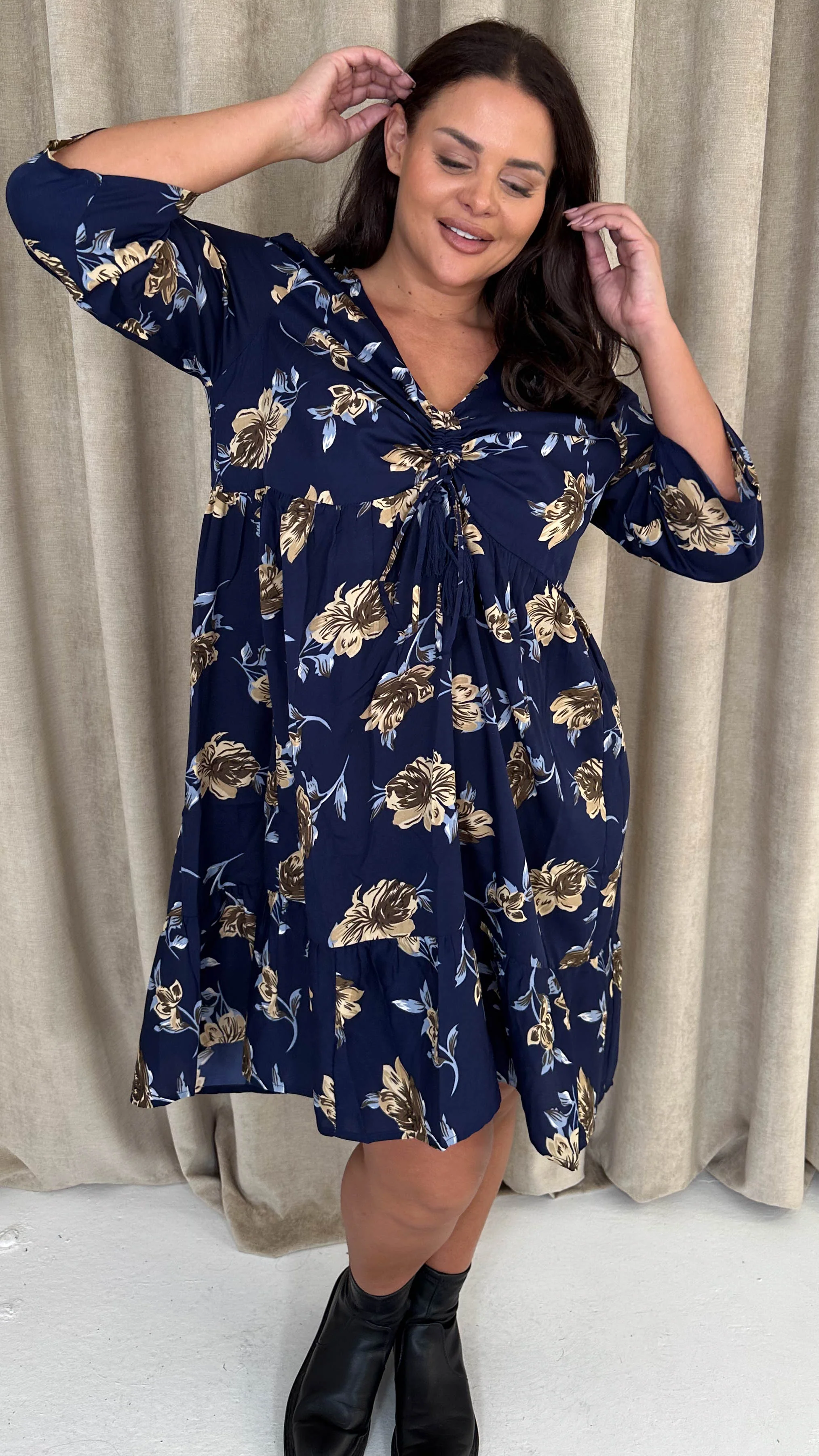 CurveWow Ruched Front Tiered Hem Dress Navy Floral - Image 7