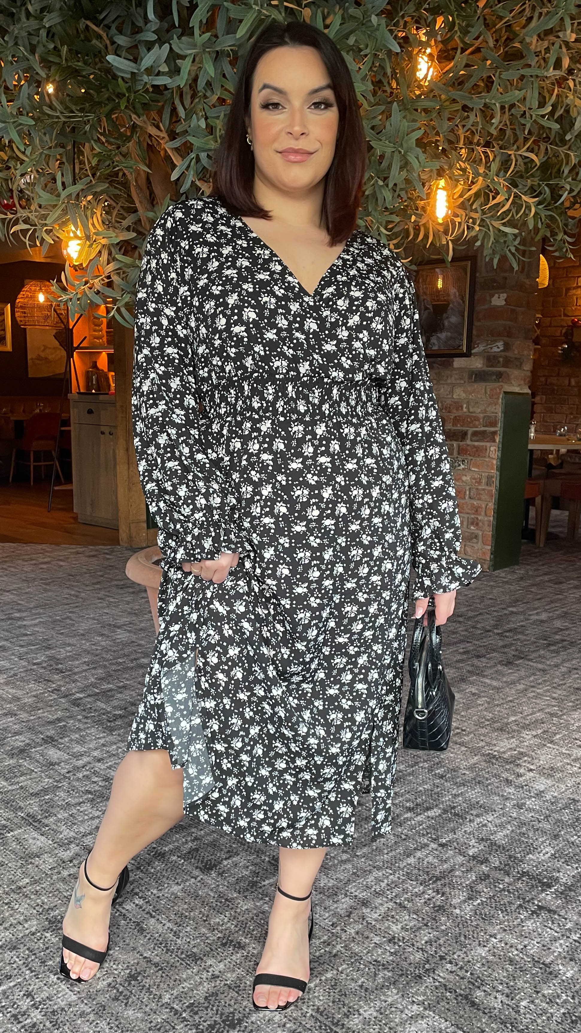 CurveWow Shirred Waist Dress Black Ditsy - Image 6