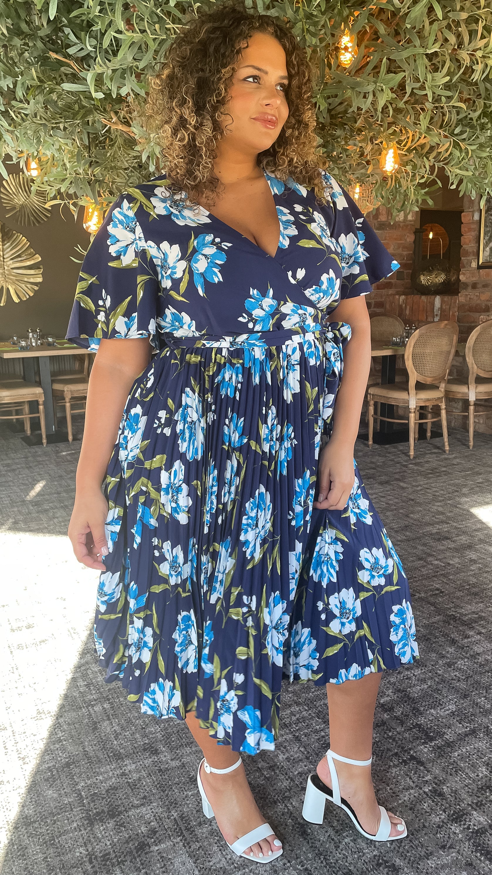 CurveWow Short Sleeve Pleated Wrap Dress Navy Floral - Image 7