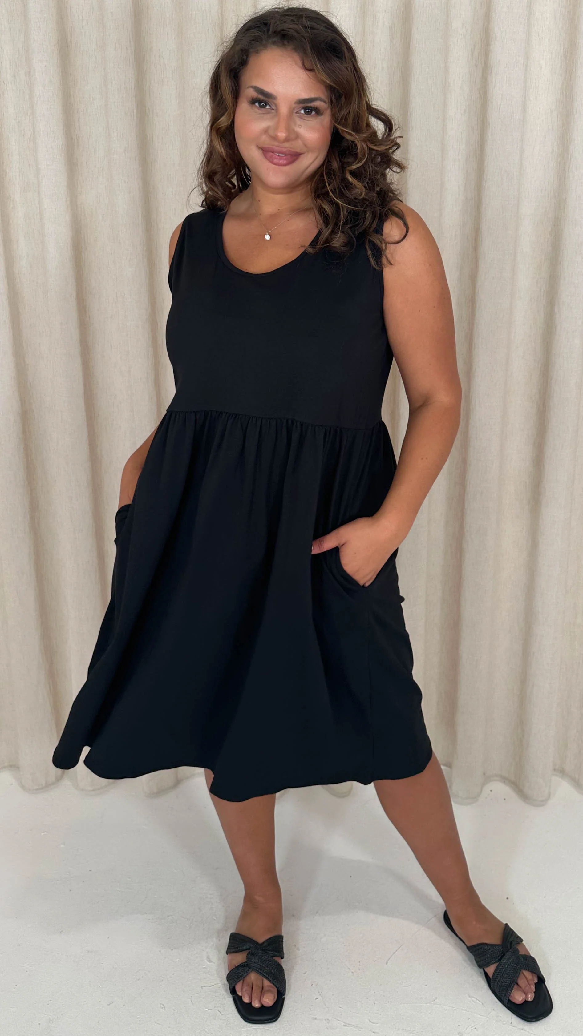 CurveWow Basic Sleeveless Pocket Dress Black - Image 4