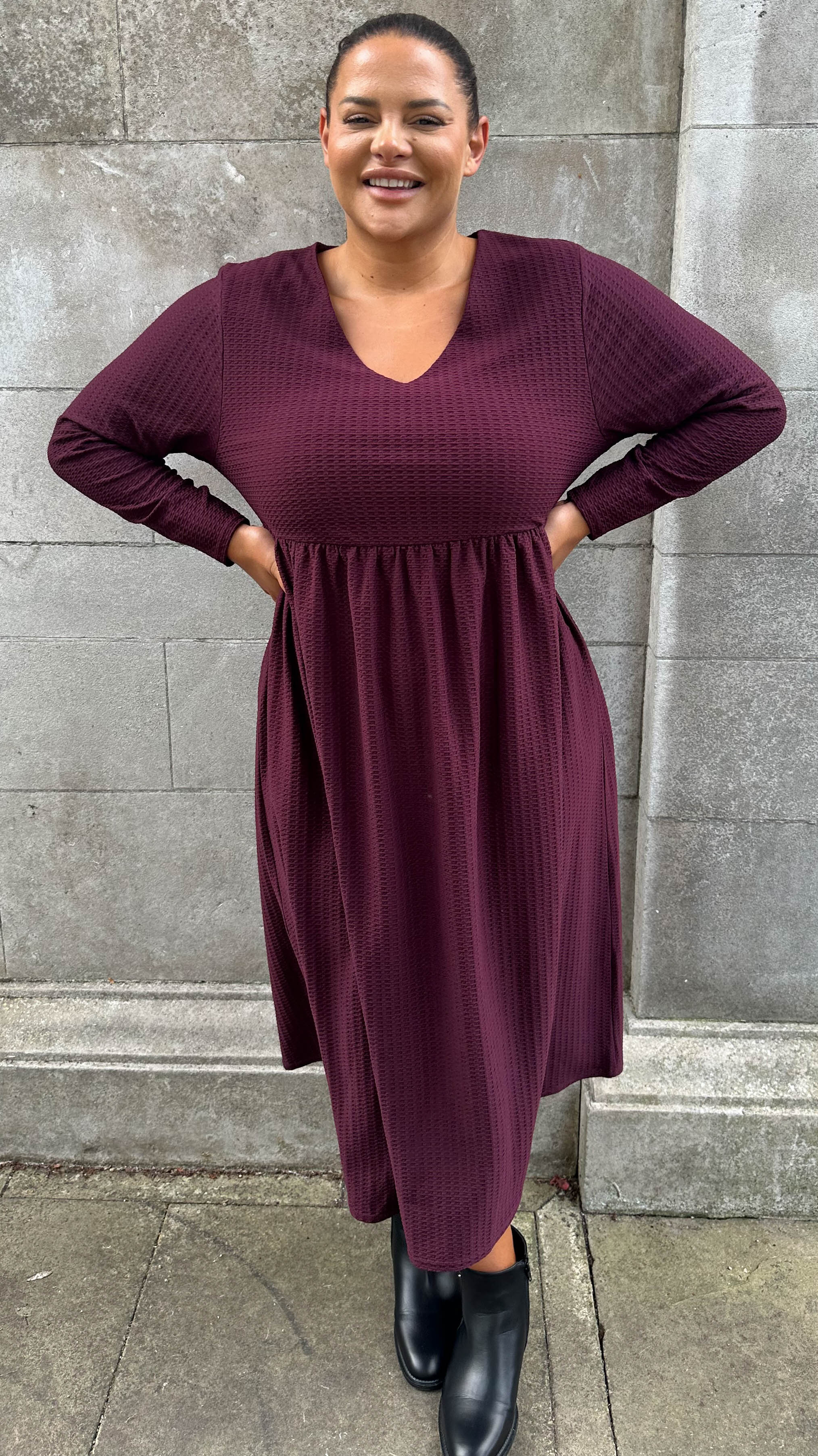 CurveWow Textured V Neck Long Sleeve Midi Dress Wine - Image 8