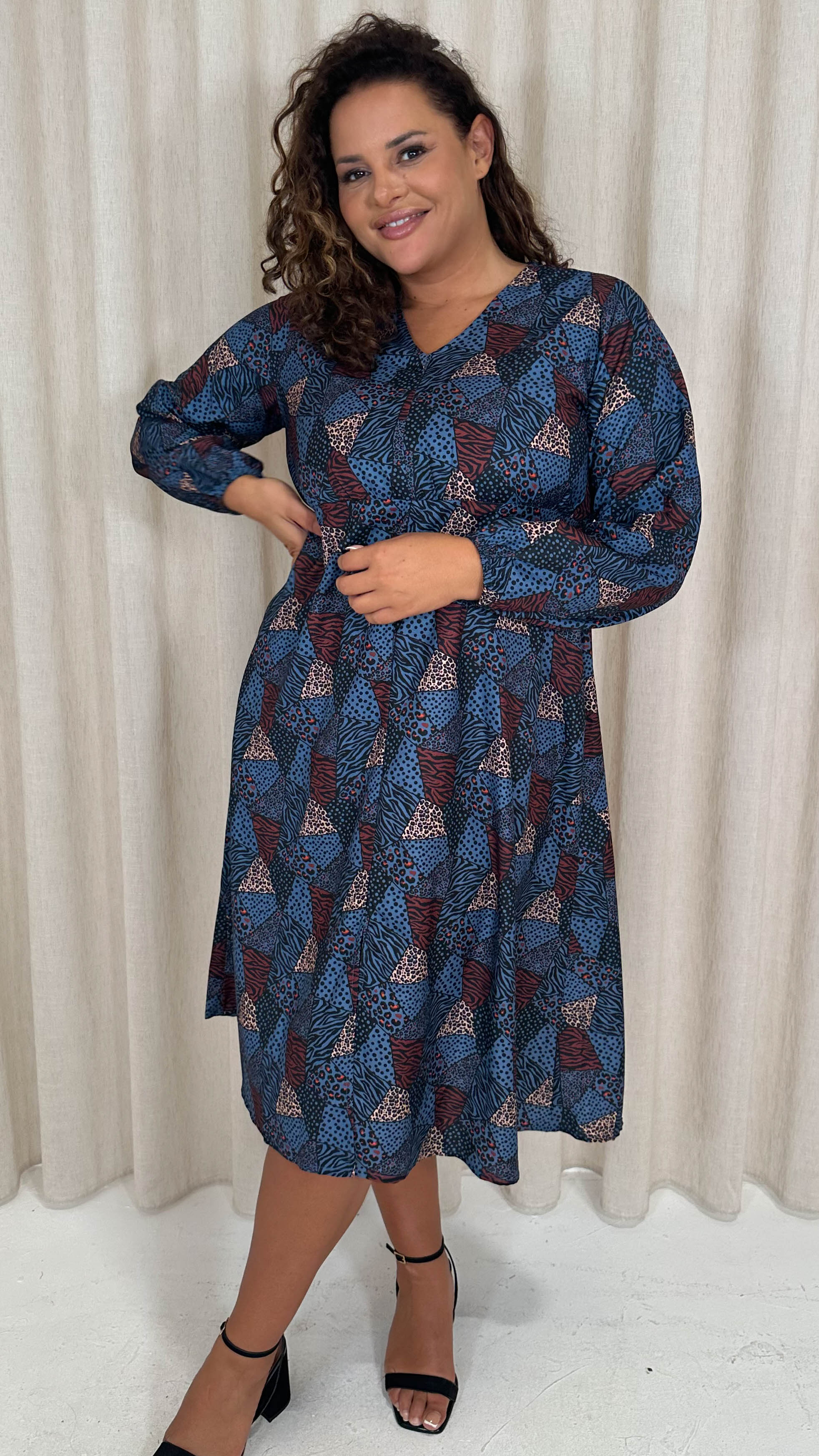 CurveWow V Neck Front Slit Midi Dress Blue Animal - Image 4