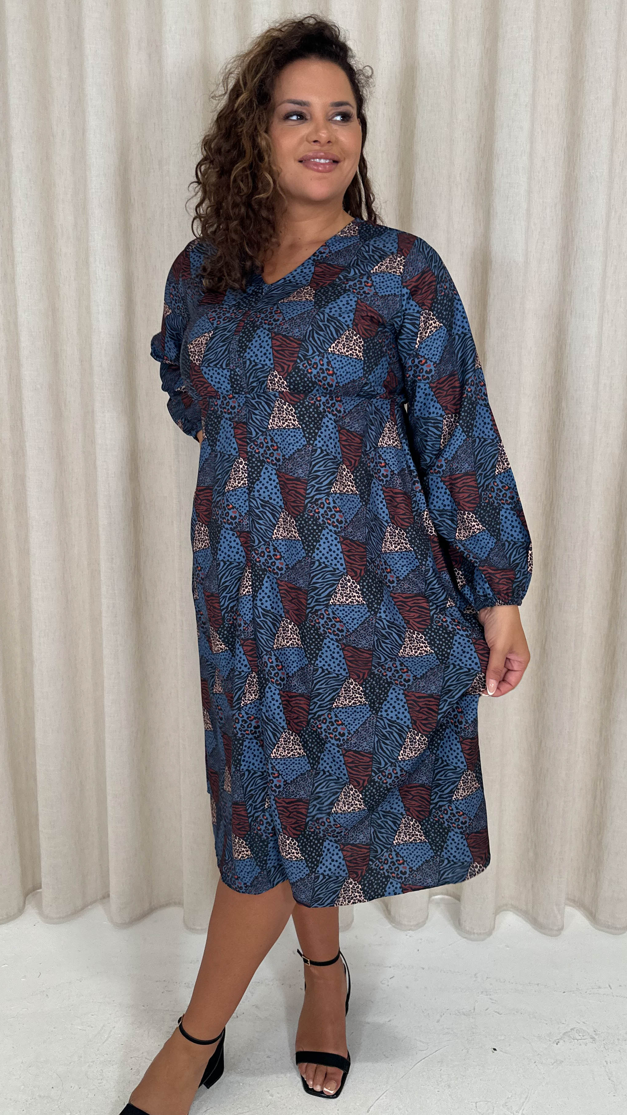 CurveWow V Neck Front Slit Midi Dress Blue Animal - Image 6