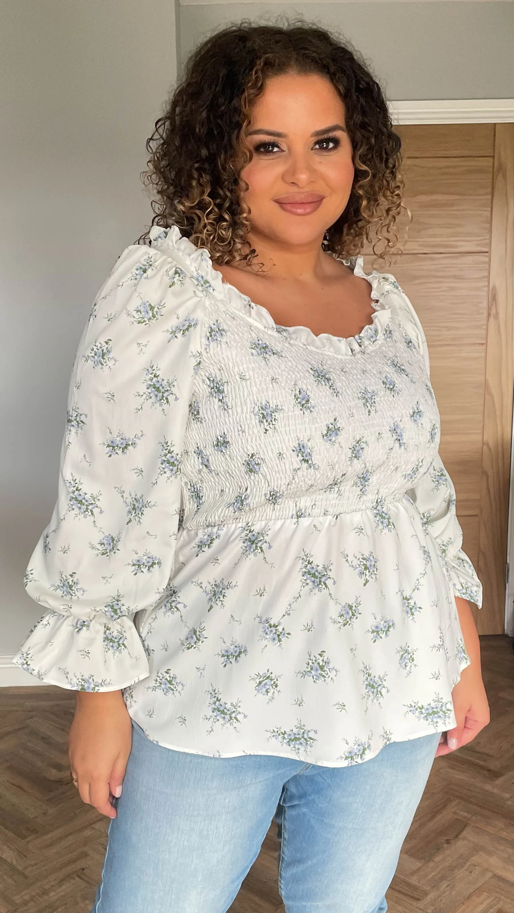 CurveWow V-Neck Shirred Top White Floral - Image 5