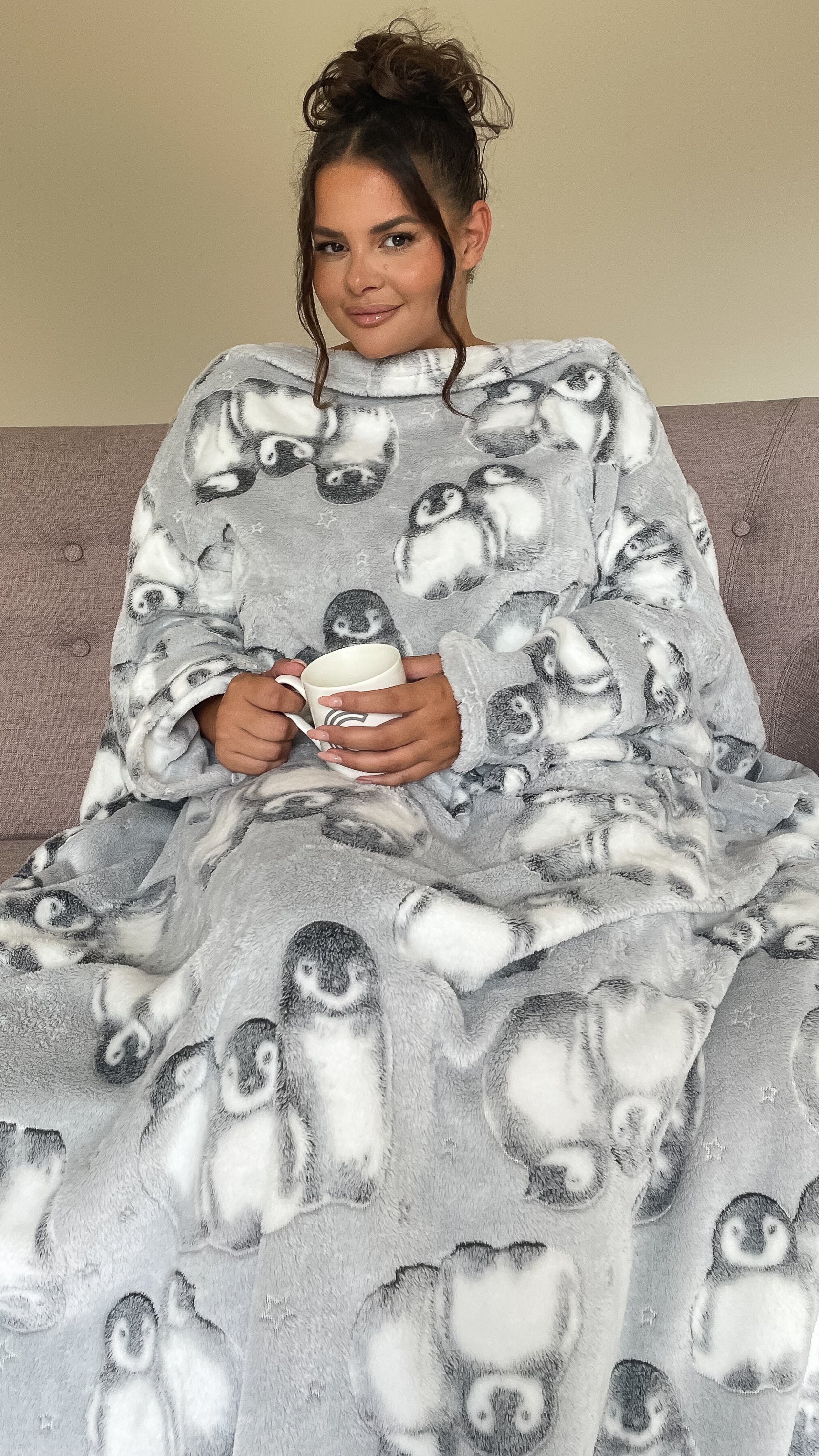 Penguin Luxury Sleeved Blanket Grey - Image 2