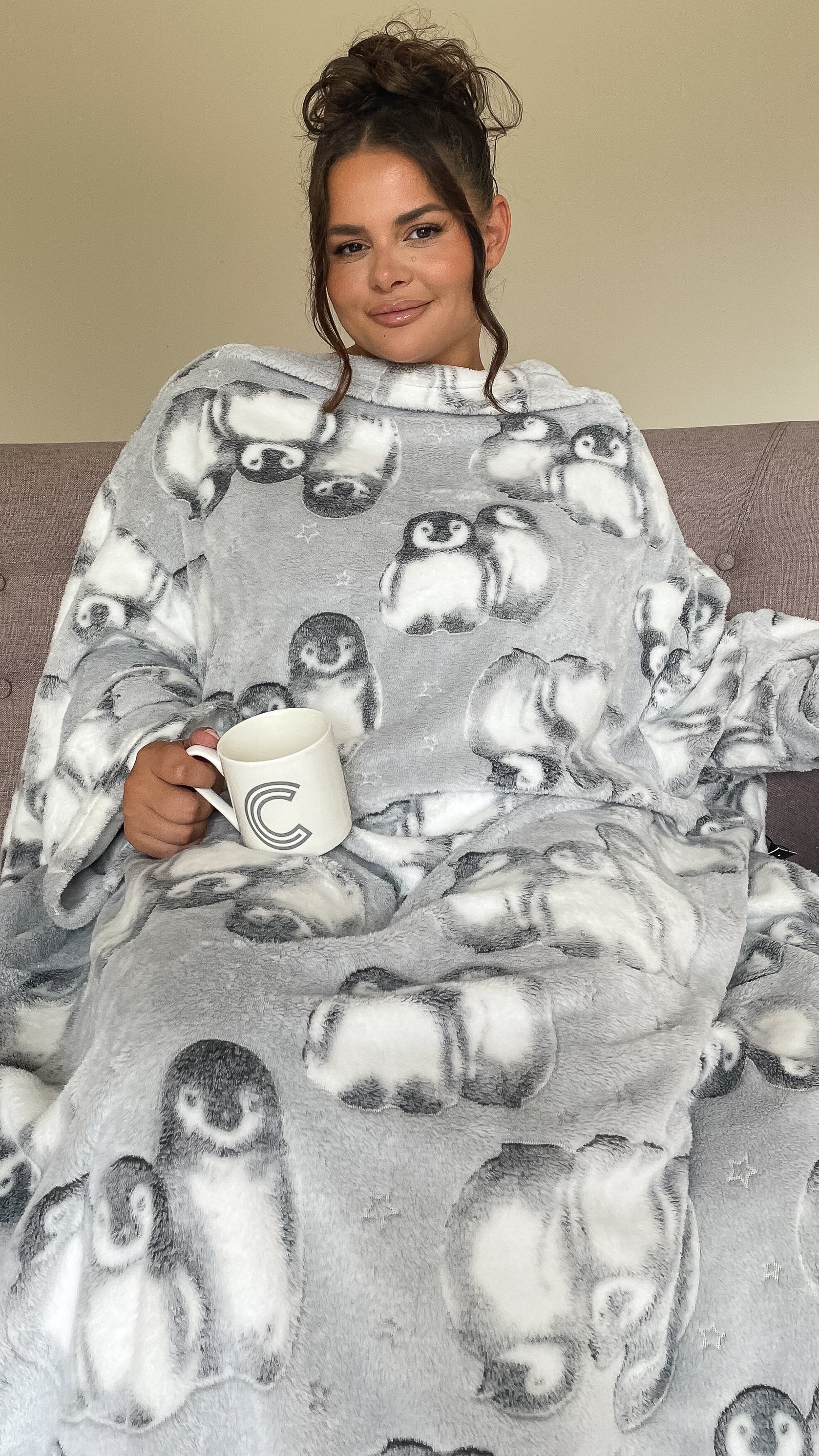 Penguin Luxury Sleeved Blanket Grey - Image 9